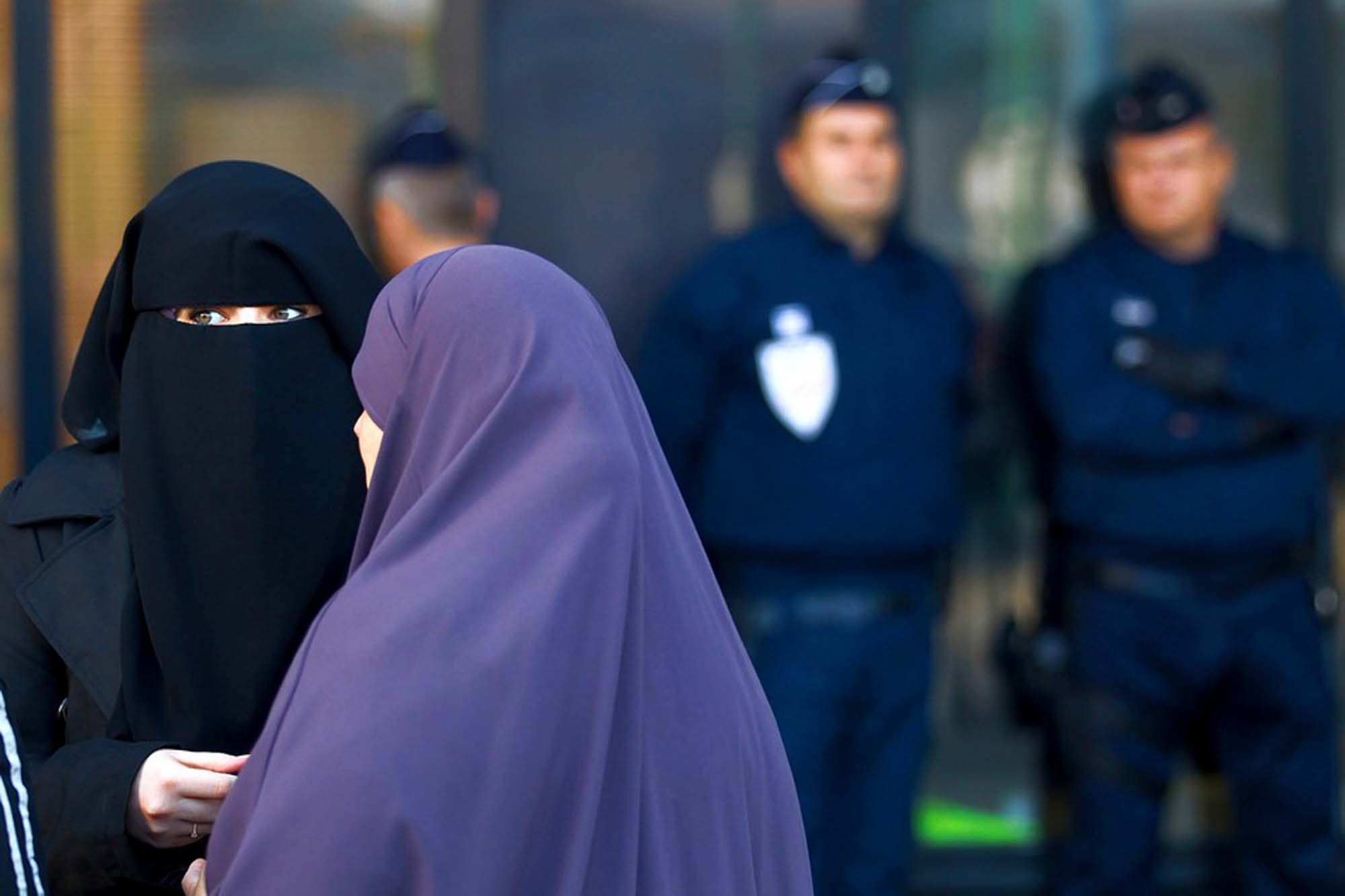 28 мусульман. Никаб Швейцария. Паранджа. Мусульманки в Европе. Запрет на ношение хиджаба.