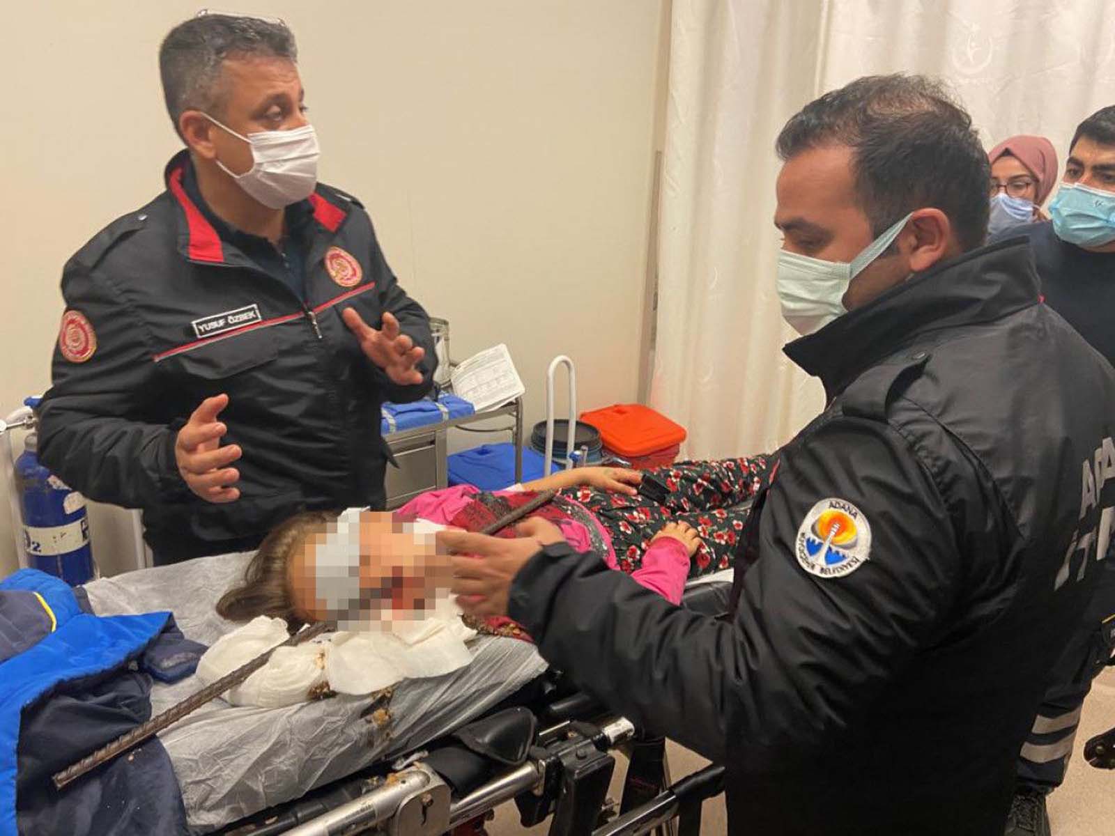 Adana Ceyhan'da akıl almaz olay! Küçük kızın boğazına demir çubuk saplandı!