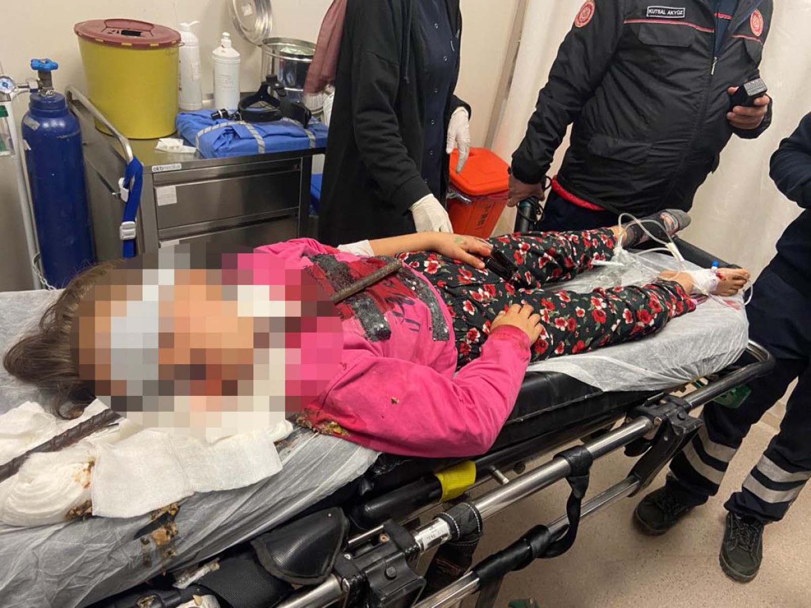 Adana Ceyhan'da akıl almaz olay! Küçük kızın boğazına demir çubuk saplandı!