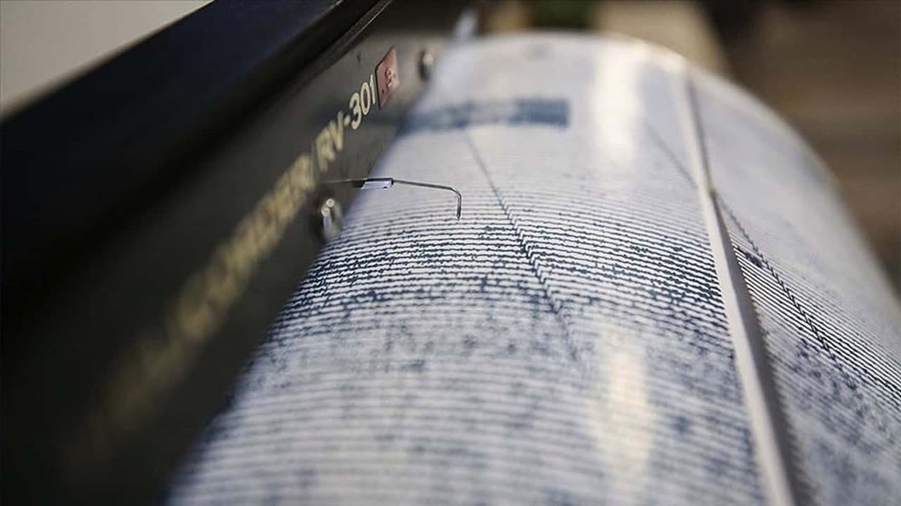 Yer yerinden oynadı! Endonezya'da 6.6 büyüklüğünde deprem!