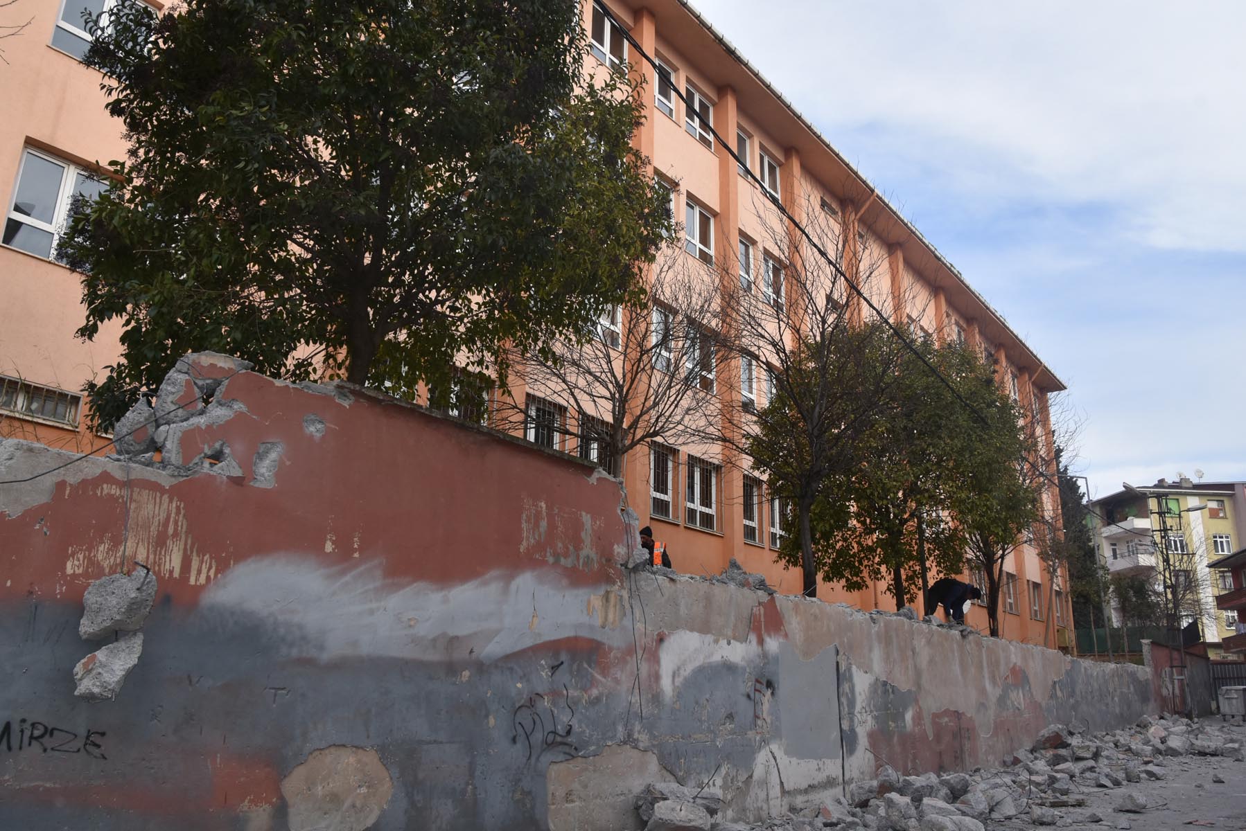 Pendik Belediyesi yıkılma riski olan okulların duvarlarını yeniliyor!