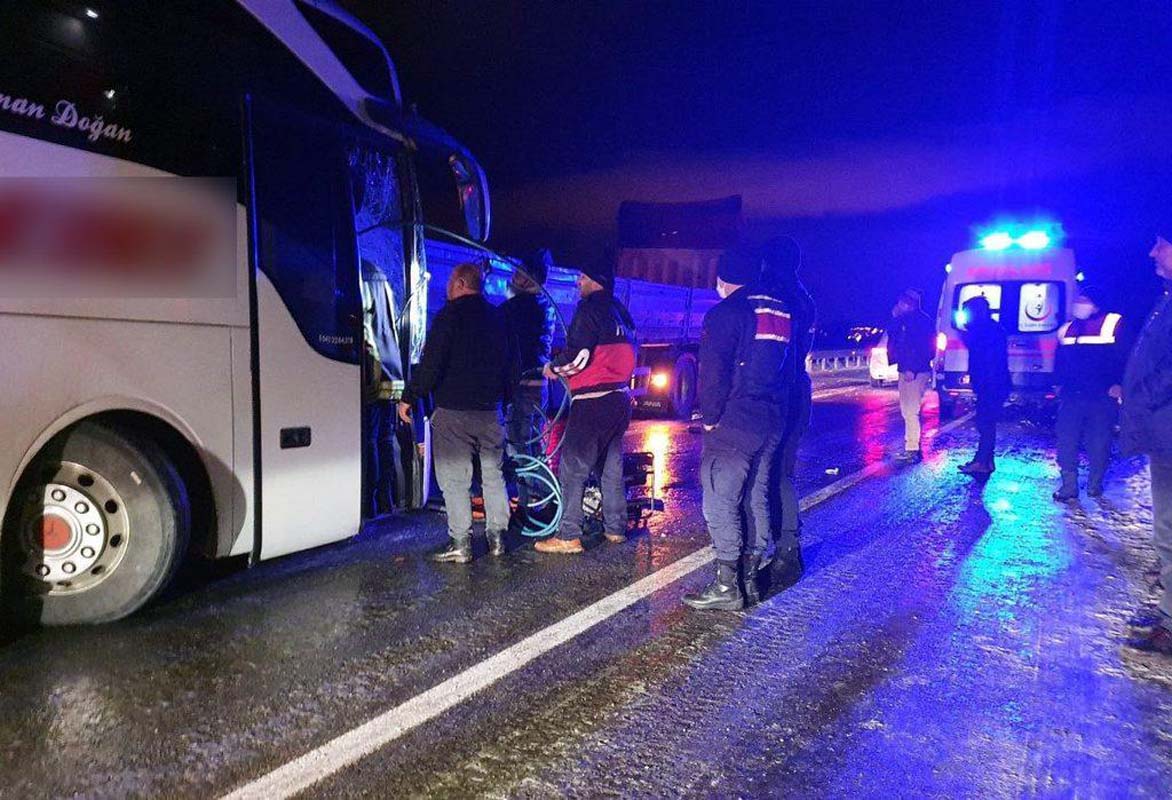 Sivas'ta feci kaza! Yolcu otobüsü ve 2 TIR çarpıştı! 1 ölü çok sayıda yaralı var!