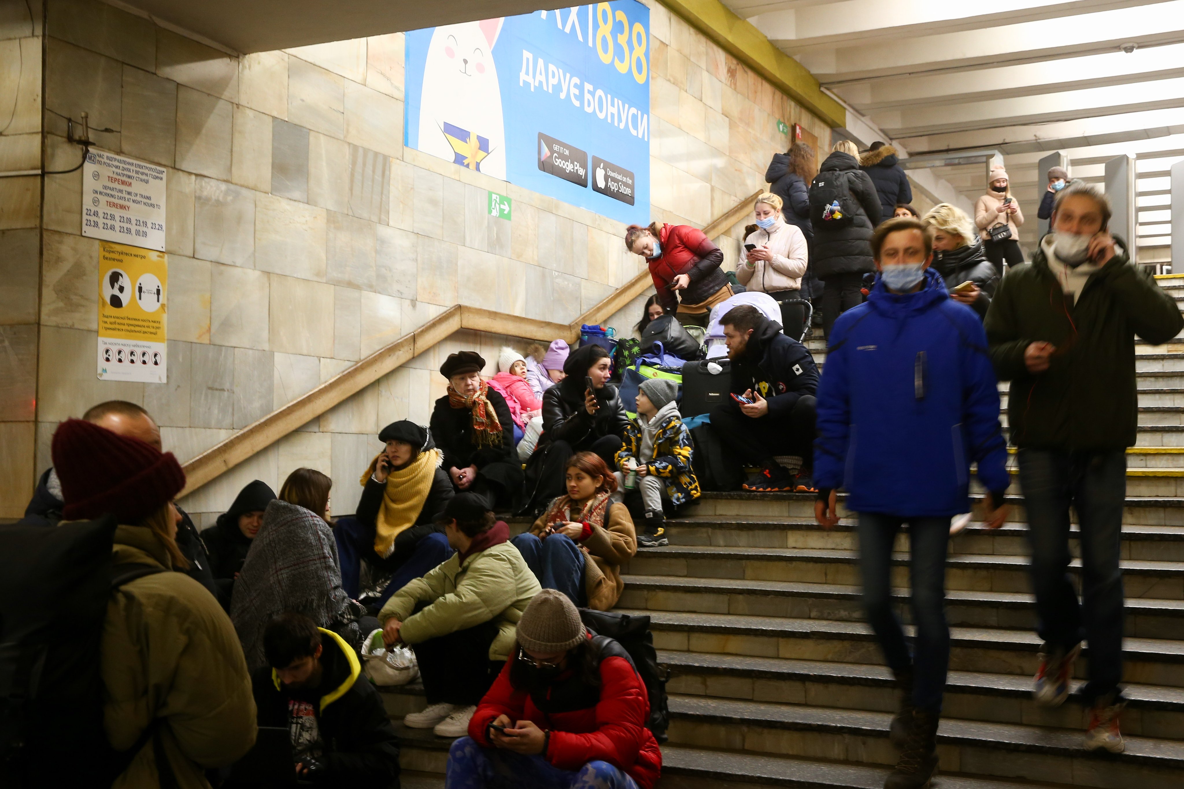 Украина народ новости. Украинцы ночуют в метро. Люди в метро. Много народу в метро.