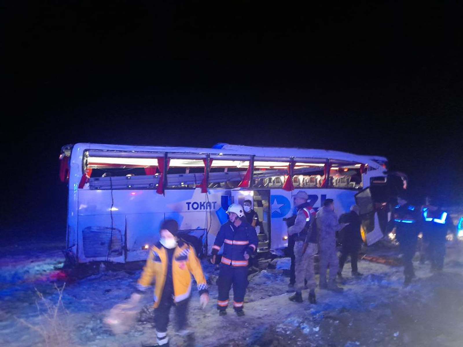 Sivas Kangal'da yolcu otobüsü devrildi: 4'ü ağır 20 yaralı 