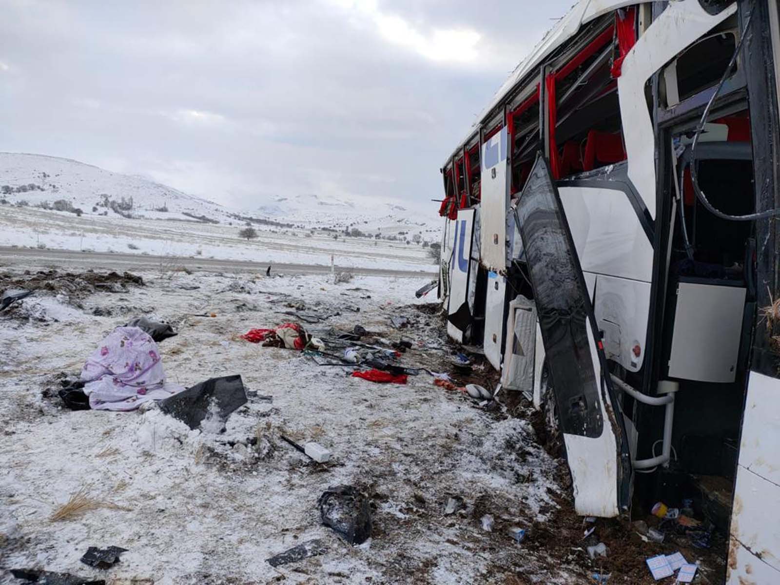 Sivas Kangal'da yolcu otobüsü devrildi: 4'ü ağır 20 yaralı 
