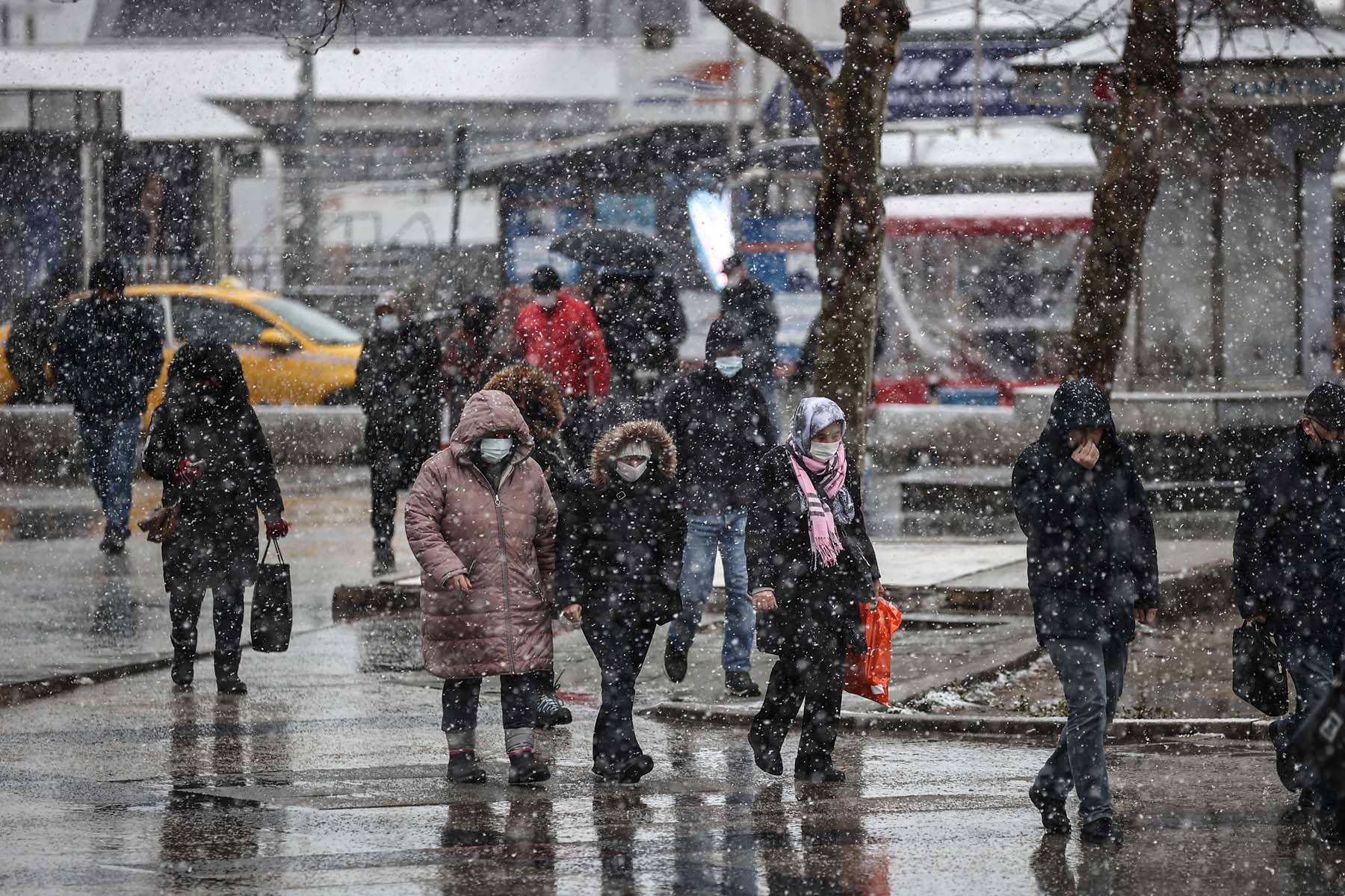 Son dakika | İstanbul Valisi Ali Yerlikaya saat vererek uyardı! Gök gürültülü kar sağanağı bekleniyor: Zorunlu olmadıkça trafiğe çıkmayalım