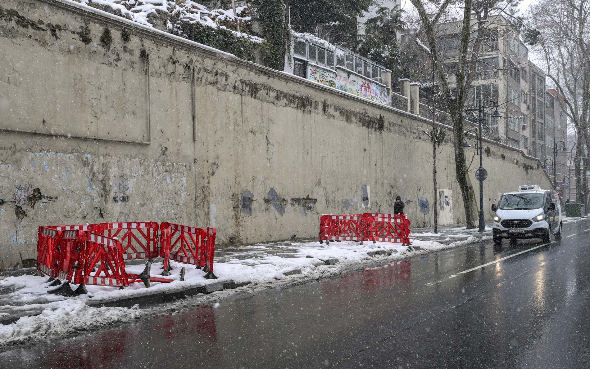 CHP'li İBB Çırağan Caddesi'ndeki asırlık çınarları kesti! İstanbul’un bir güzelliğini daha yok ettiler