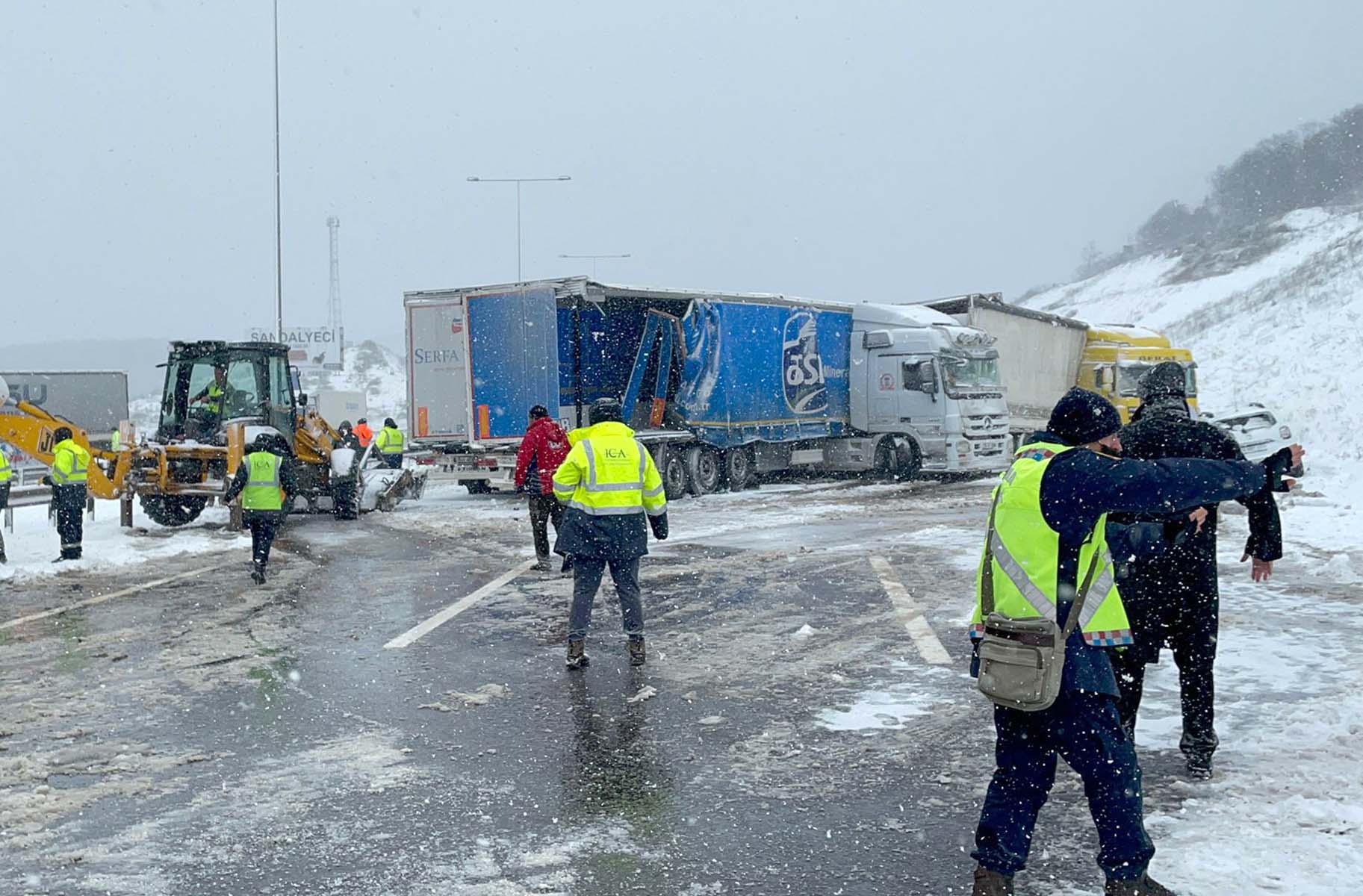 Son dakika | Kuzey Marmara Otoyolu'nda zincirleme trafik kazası: 4 TIR ve 2 otomobil birbirine girdi, Ankara istikameti kapandı
