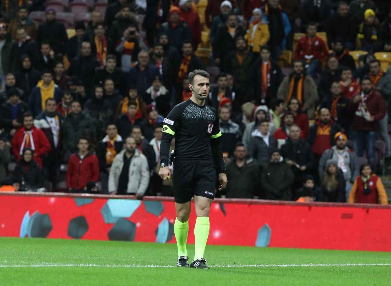 Son dakika | 32. hafta maçlarını yönetecek hakemler belli oldu! Fenerbahçe - Galatasaray derbisini Atilla Karaoğlan yönetecek