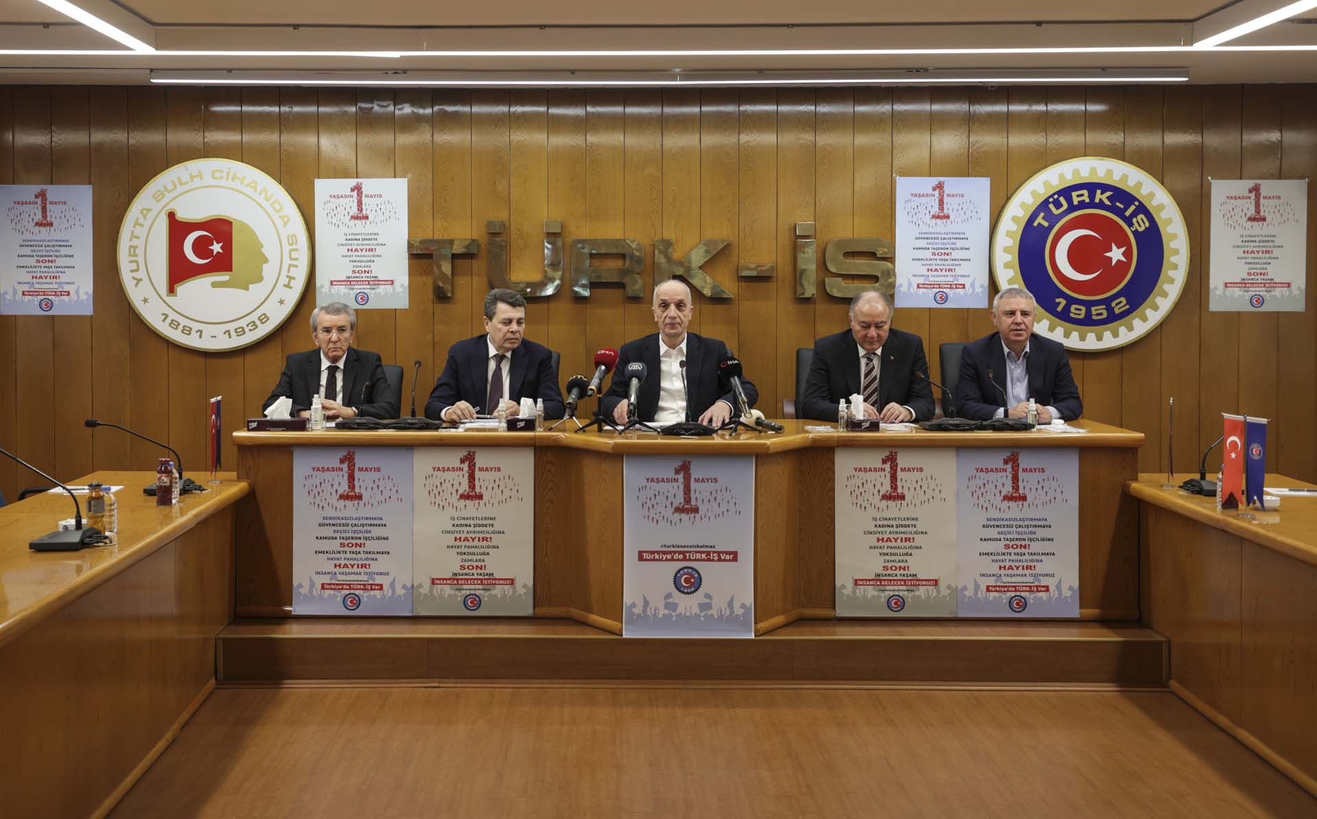Türk İş Başkanı Ergün Atalay'dan asgari ücret açıklaması: Yılın ortasında iyi bir ücret verilmesi lazım.