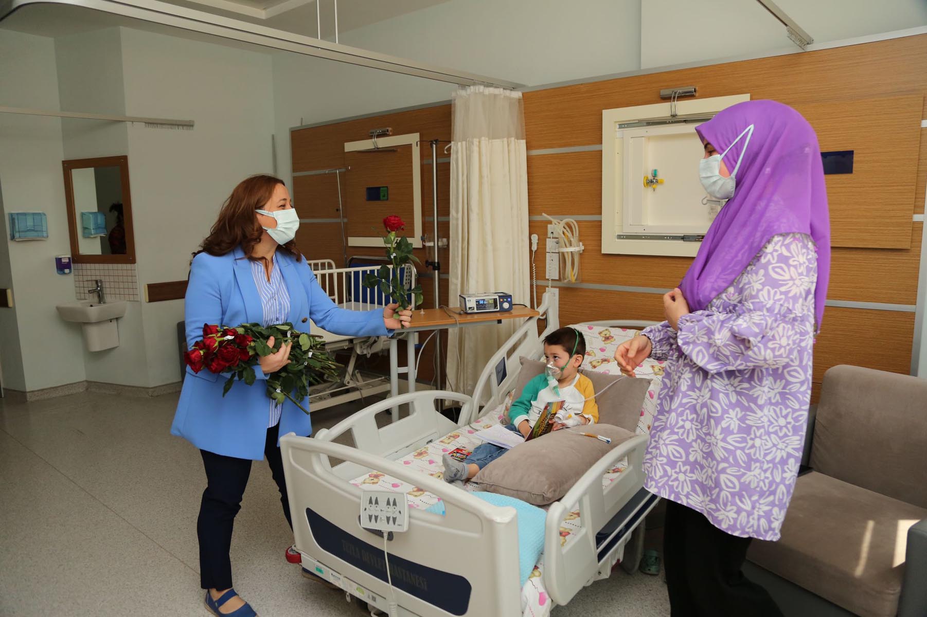 Dr. Şadi Yazıcı Anneler Günü’nünde hastanedeki anneleri unutmadı