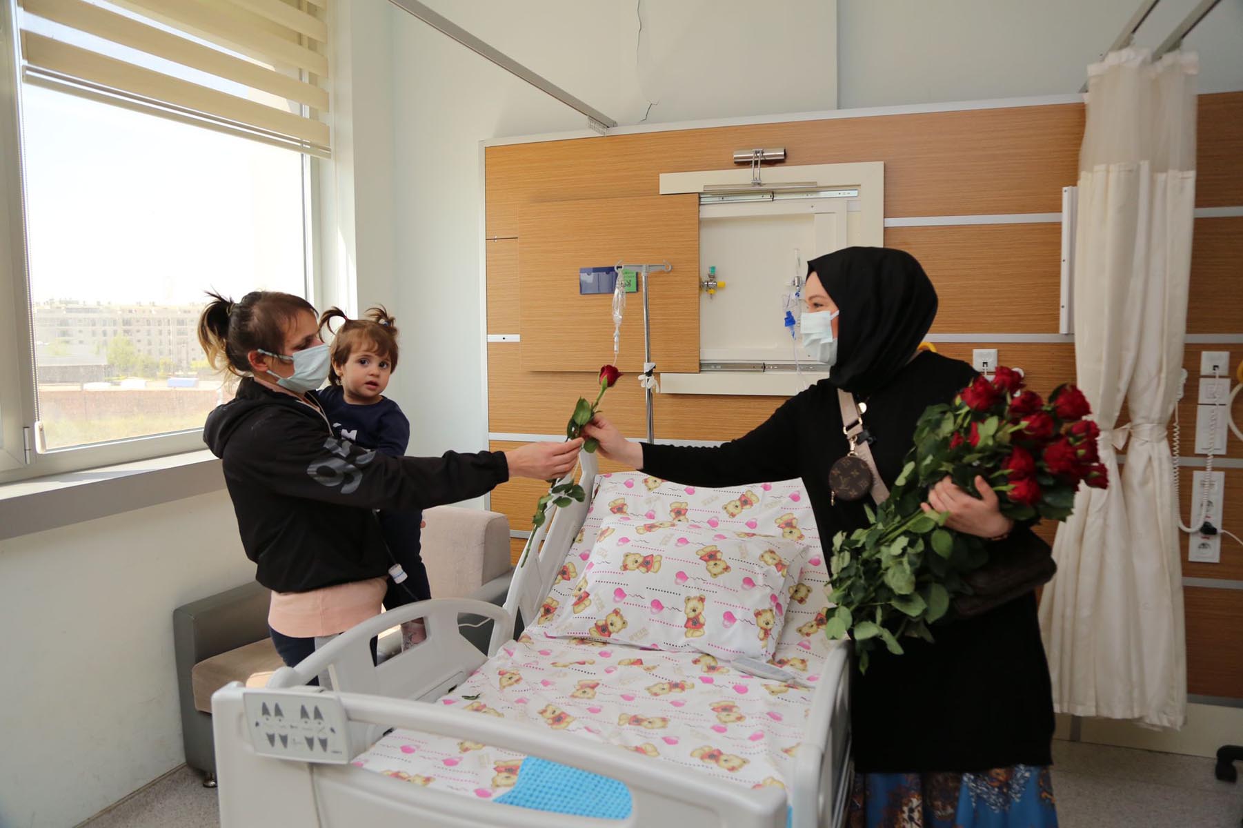 Dr. Şadi Yazıcı Anneler Günü’nünde hastanedeki anneleri unutmadı