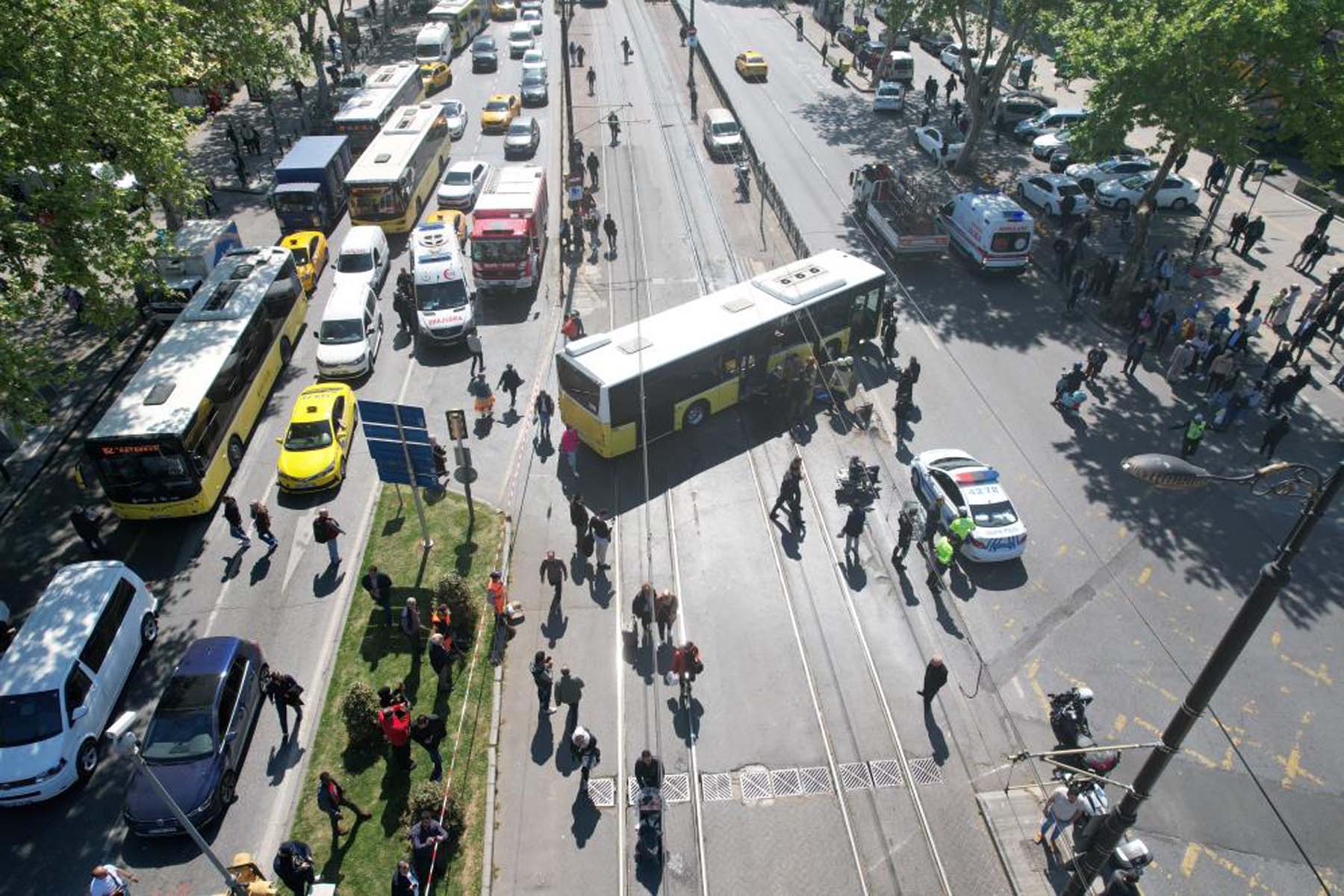 İstanbul Fatih'te tramvay ile İETT otobüsü çarpıştı! 6 kişi yaralı
