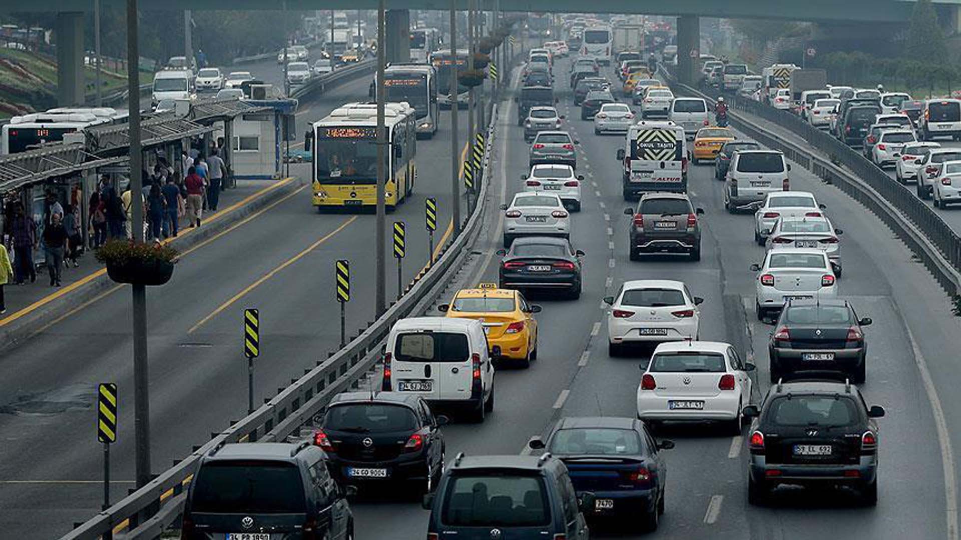 İstanbullular yola çıkarken dikkat! Valilik açıkladı: Bu yollar trafiğe kapanacak! 