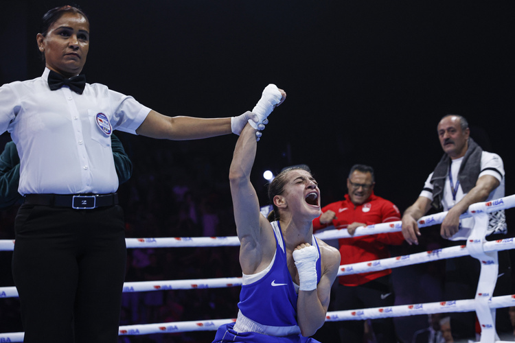 Milli boksörler Buse Naz Çakıroğlu, Hatice Akbaş ve Busenaz Sürmeneli dünya şampiyonu oldu