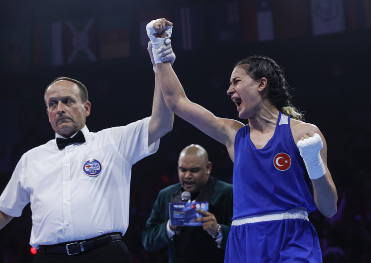 Milli boksörler Buse Naz Çakıroğlu, Hatice Akbaş ve Busenaz Sürmeneli dünya şampiyonu oldu