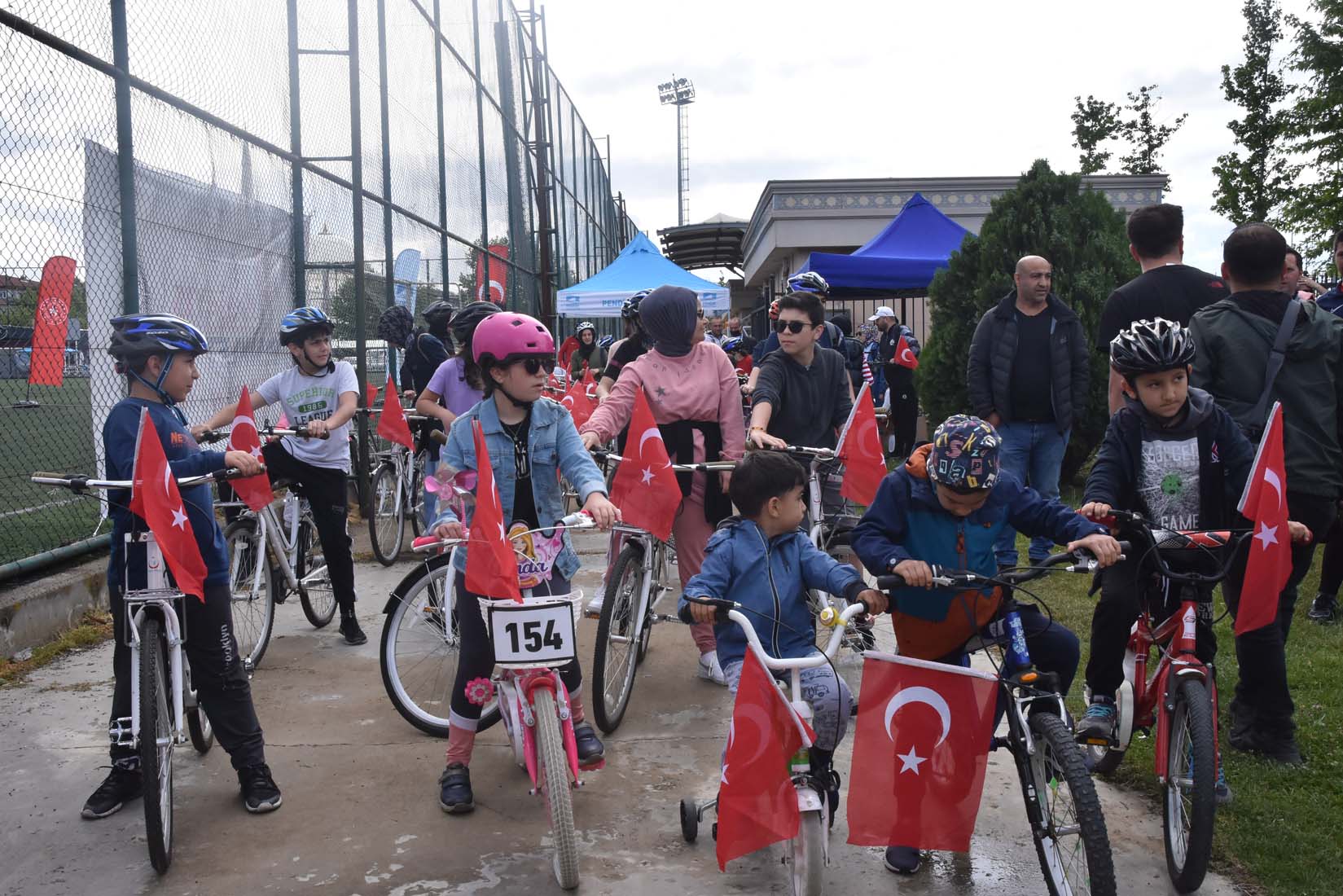 19 Mayıs Bayramı Bisiklet Turu’nda bisikletliler dev Türk bayrağı eşliğinde pedal çevirdi