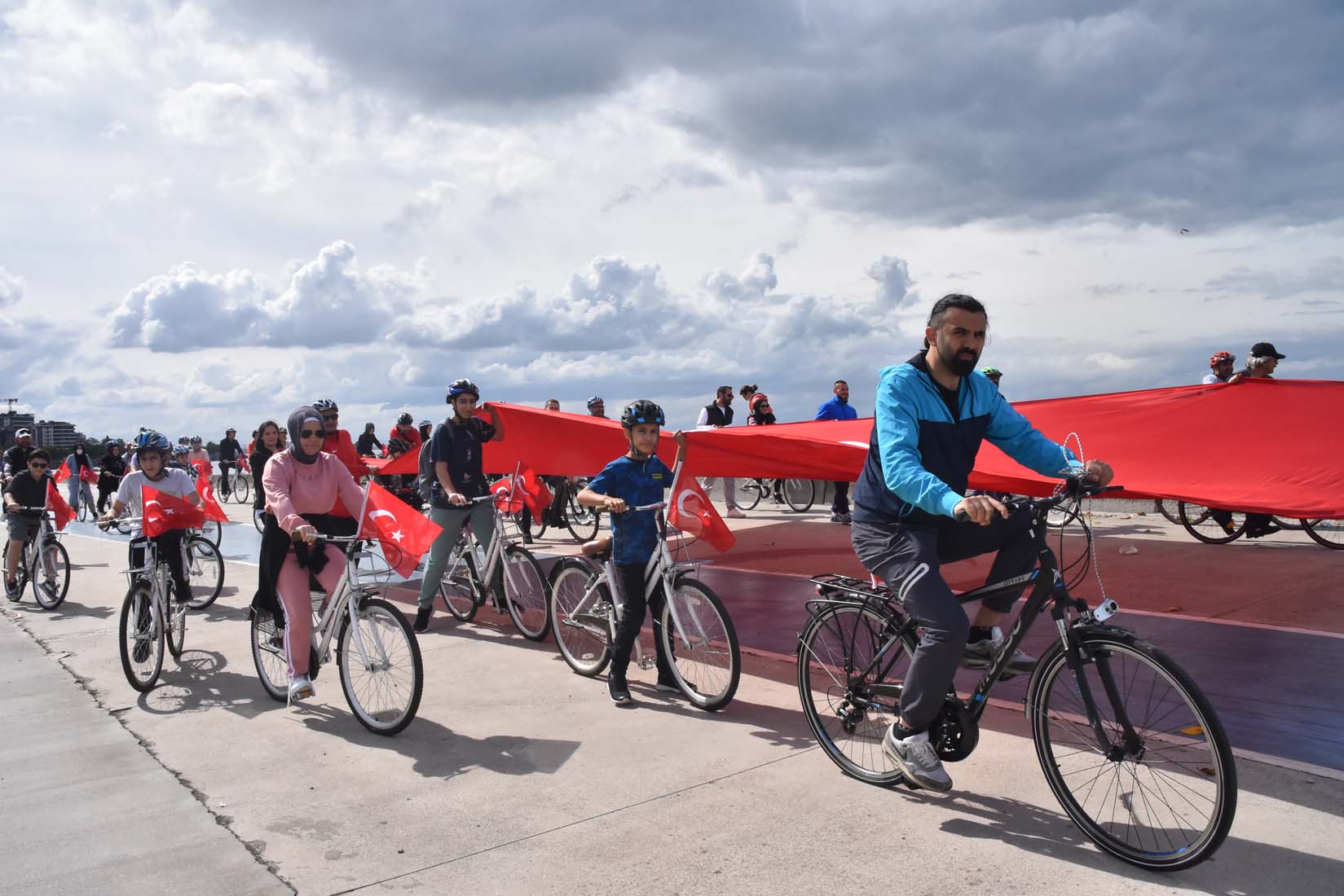 19 Mayıs Bayramı Bisiklet Turu’nda bisikletliler dev Türk bayrağı eşliğinde pedal çevirdi