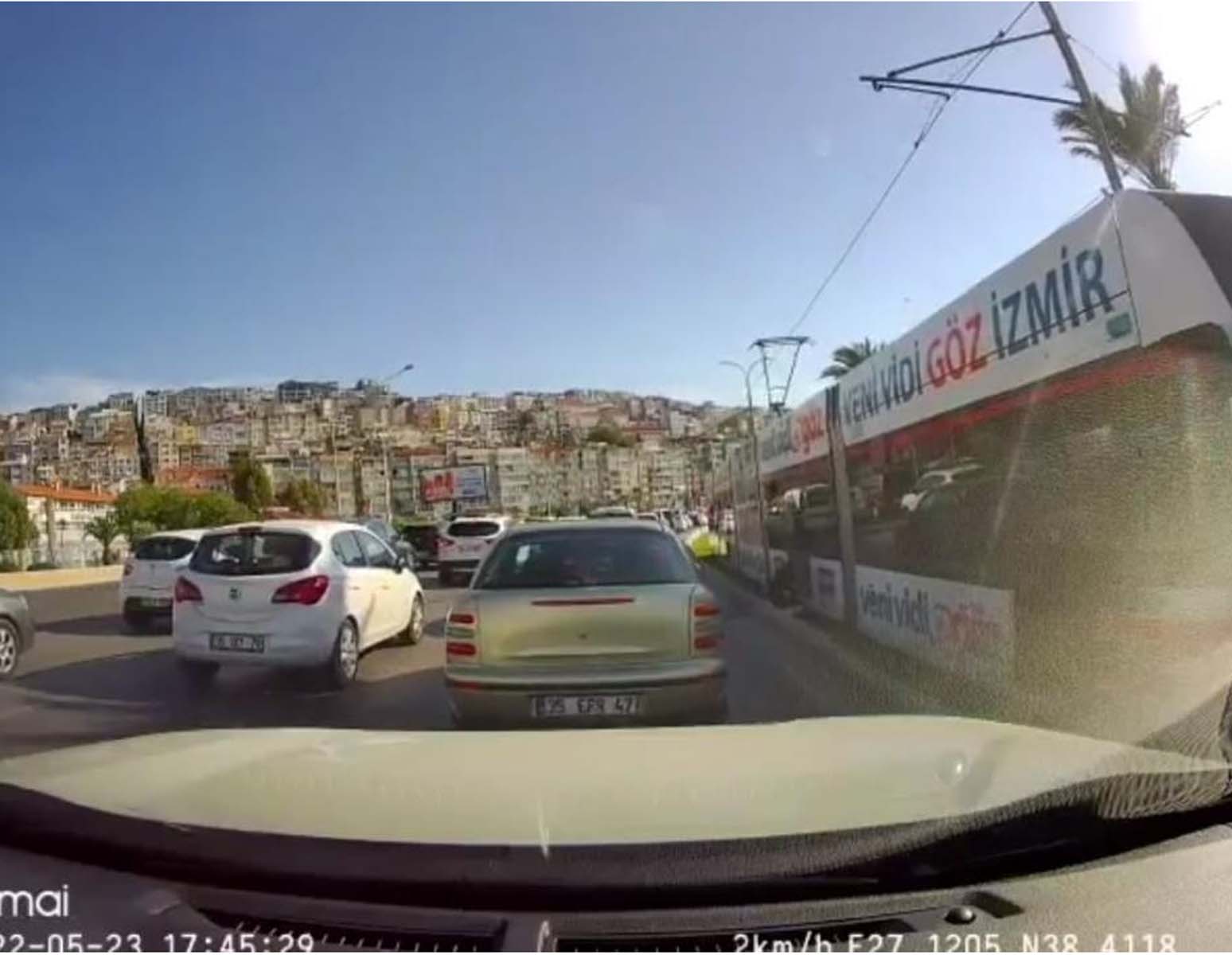 İzmir'de korkunç kaza! Yolun karşı tarafına geçmeye çalışırken tramvay çarptı