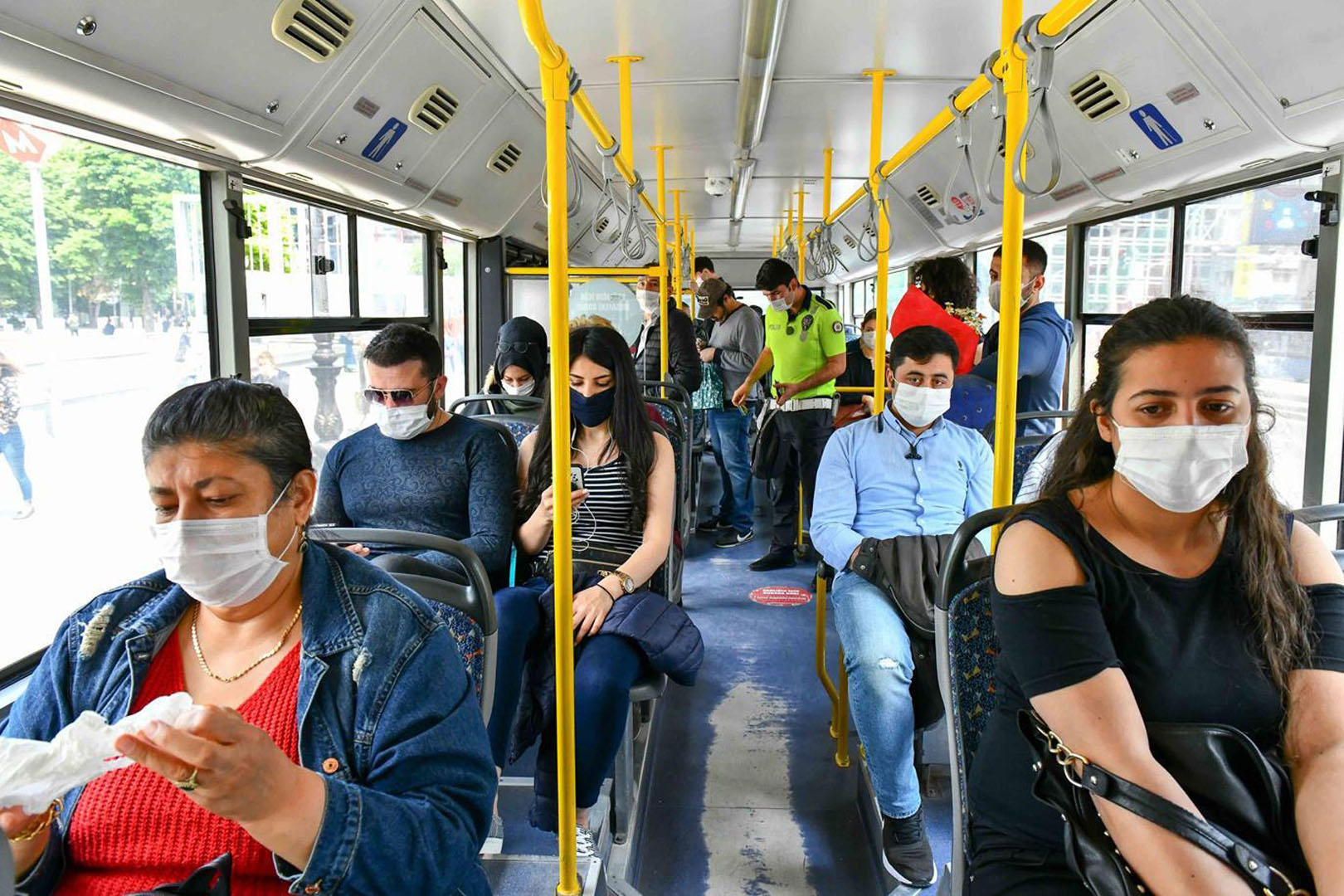 Toplu taşımada maske takma zorunluluğu kalktı mı, kaldırıldı mı 2022? Otobüs, Marmaray, metro ve hastaneler maske takmak zorunluluğu var mı?