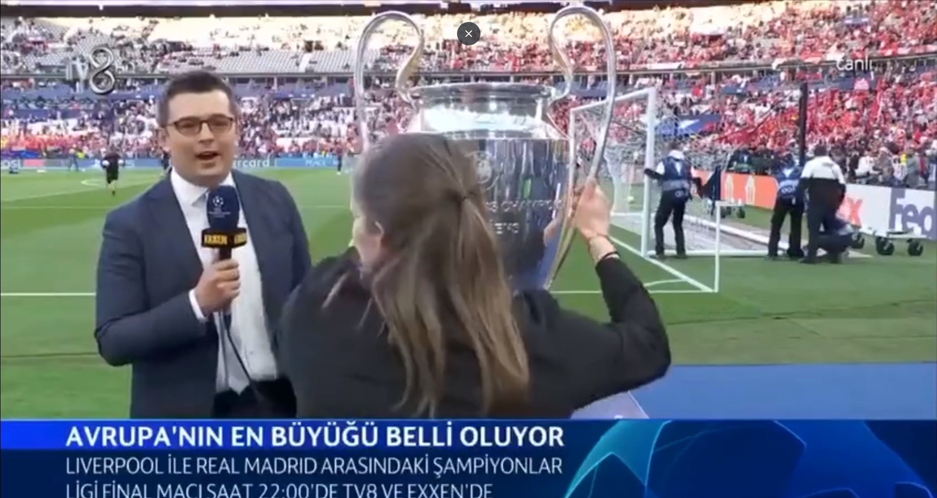 Şampiyonlar Ligi finaline damga vuran görüntü! Türk spiker Gökhan Abdik yayın yaparken kupayı aldılar! 