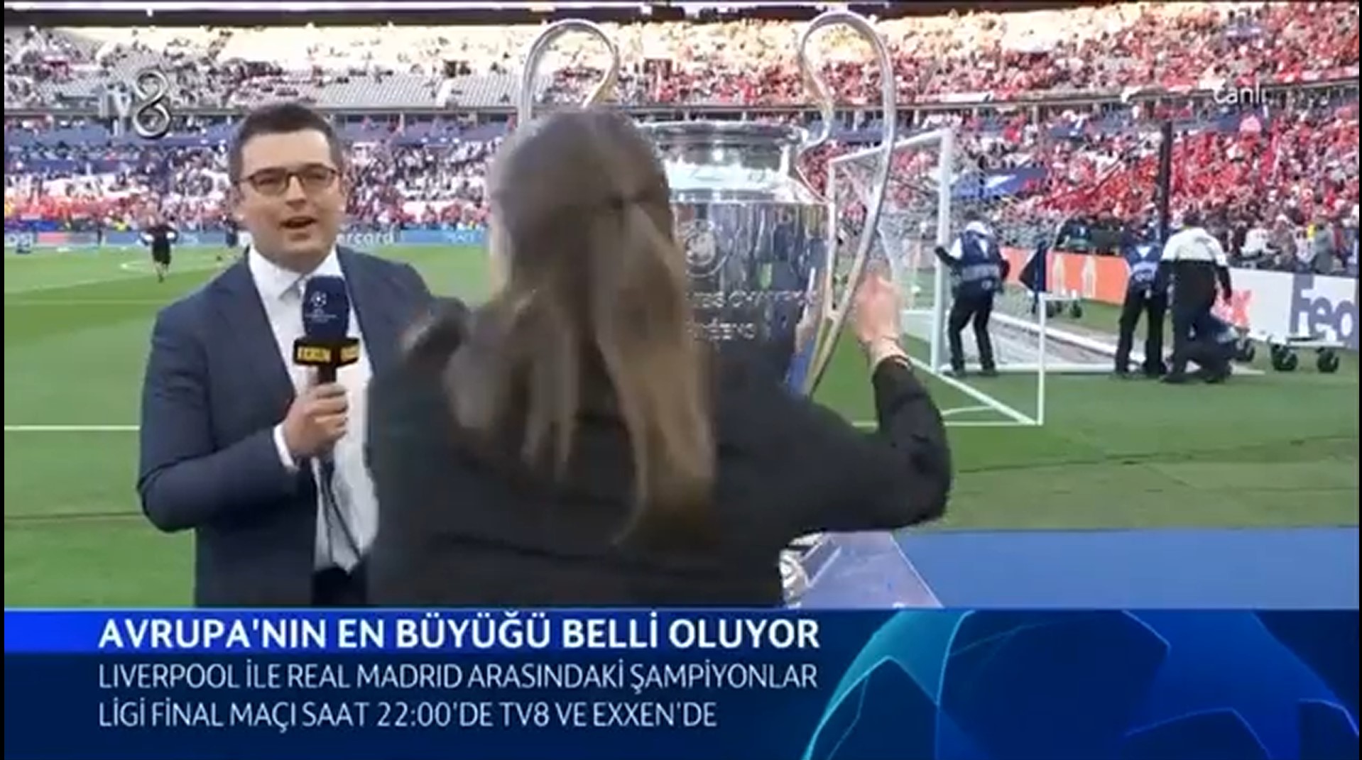 Şampiyonlar Ligi finaline damga vuran görüntü! Türk spiker Gökhan Abdik yayın yaparken kupayı aldılar! 