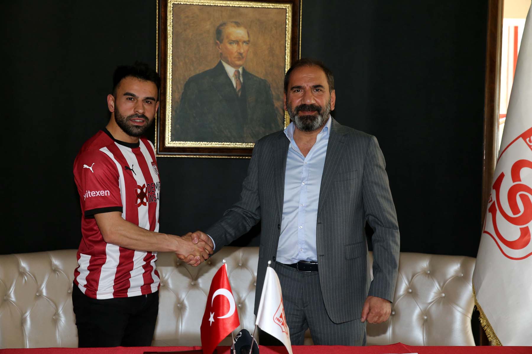 Ziraat Türkiye Kupası şampiyonu Demir Grup Sivasspor ilk transferini yaptı! Murat Paluli ile 2 yıllık sözleşme imzalandı 
