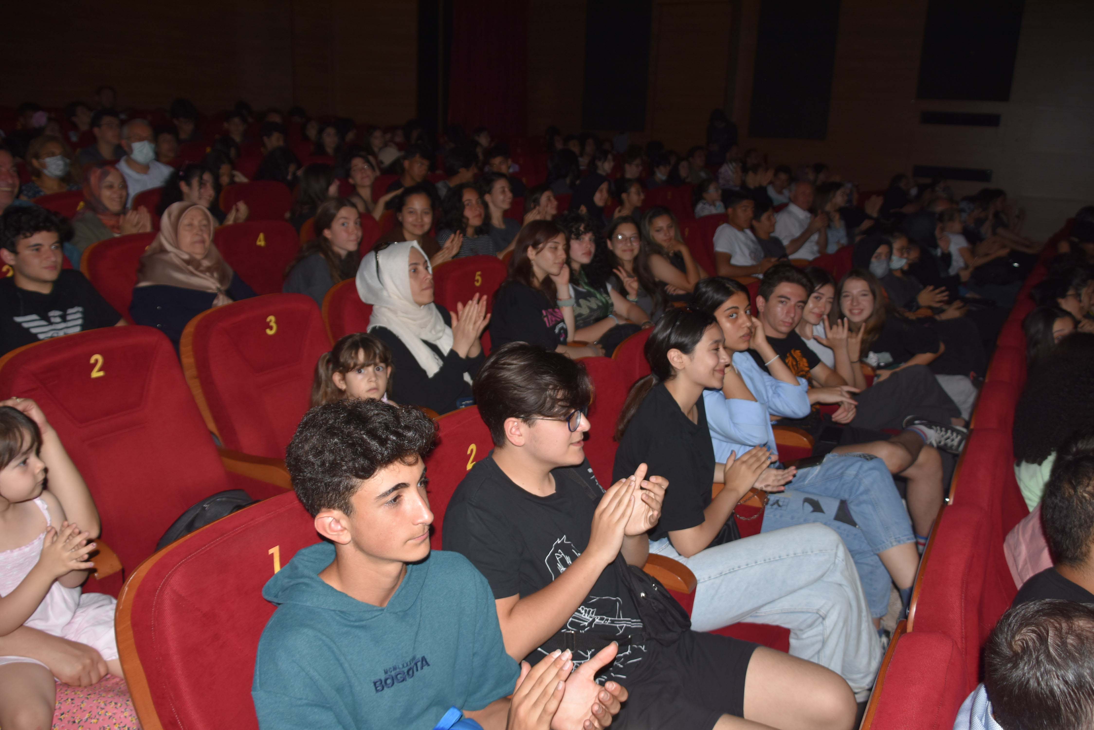 Pendik Belediyesi Tiyatro Okulu öğrencilerinden yıl sonu etkinliği