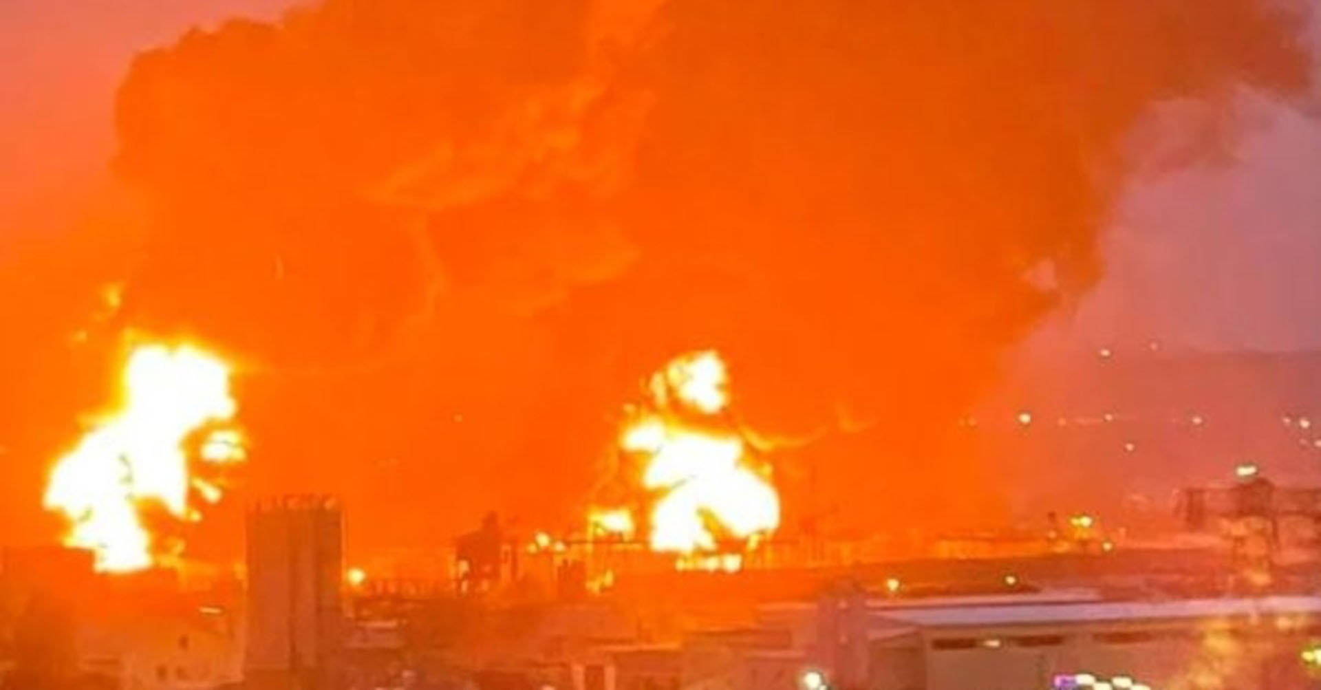 Ukrayna, Rusya'ya İHA'larla saldırdı! Petrol rafinesinde yangın çıktı!