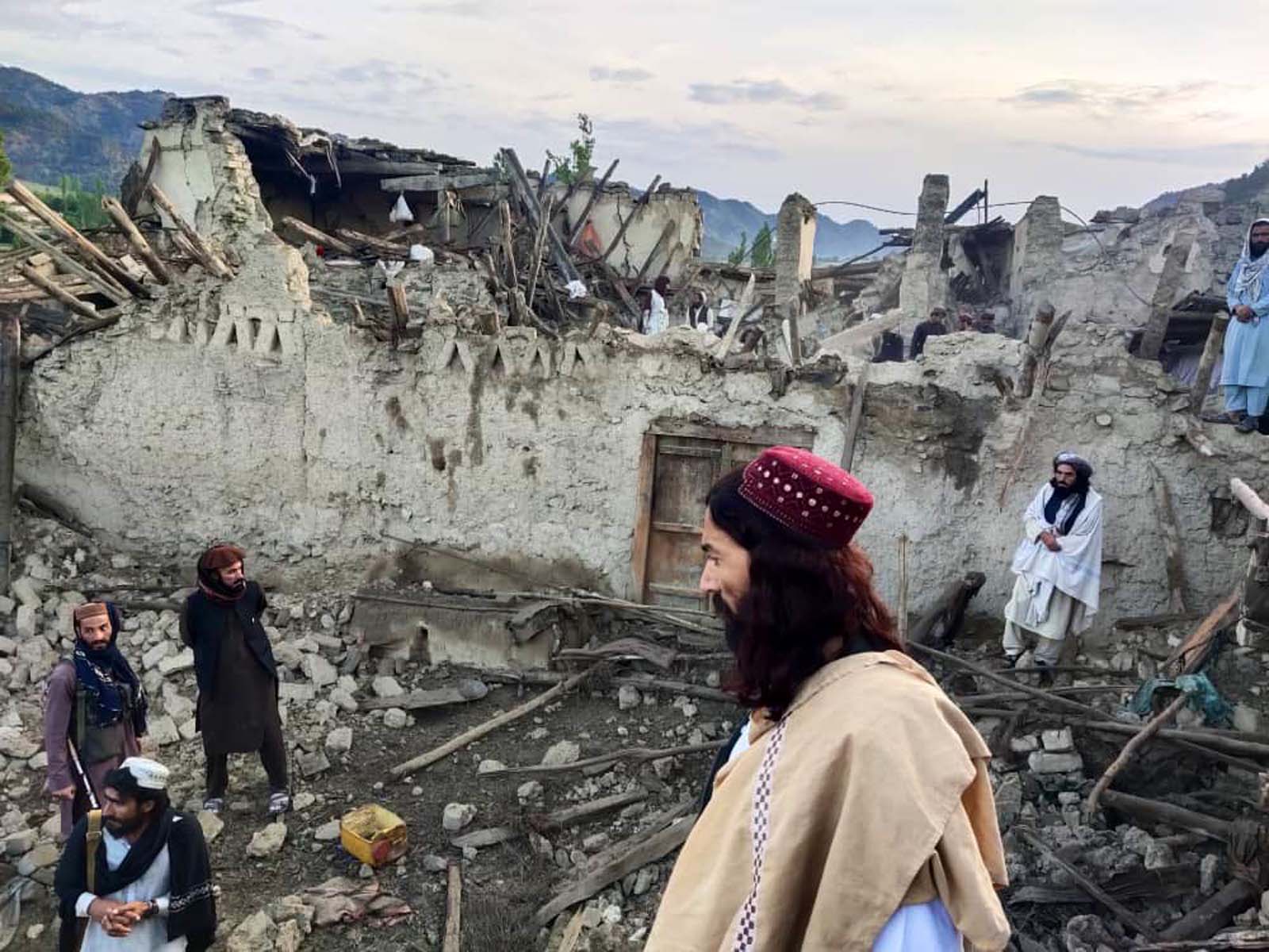Son dakika | Afganistan'da 6 büyüklüğünde deprem! 255 kişi hayatını kaybetti!