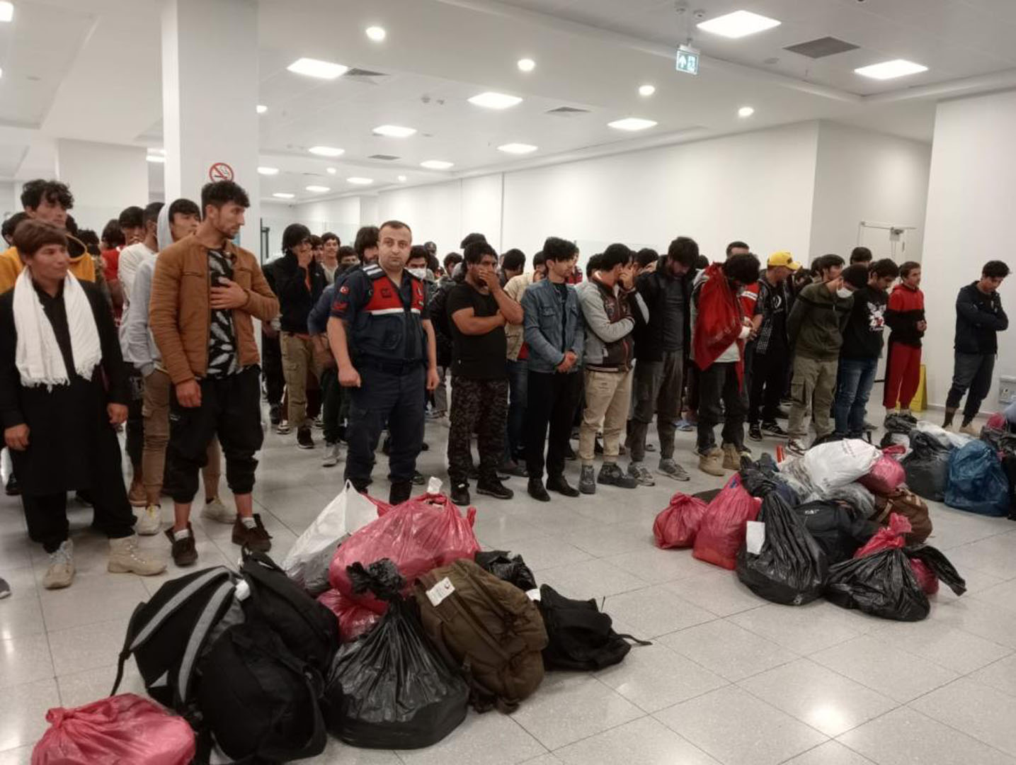 Kaçak göçmenlere operasyon düzenlendi! 131 yabancı uyruklu şahıslar sınır dışı edildi!