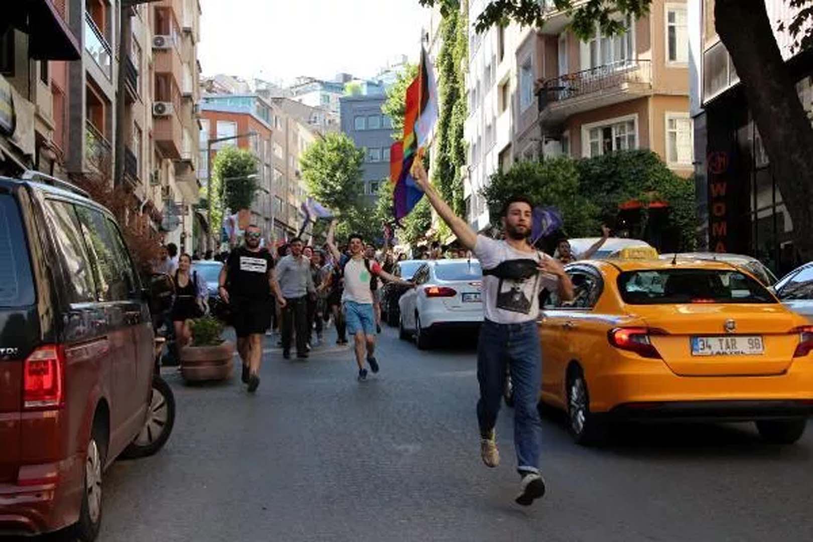 LGBT'li bireylerin izinsiz yürüyüşüne toma ile polis müdehalesi! Temizlik imandandır