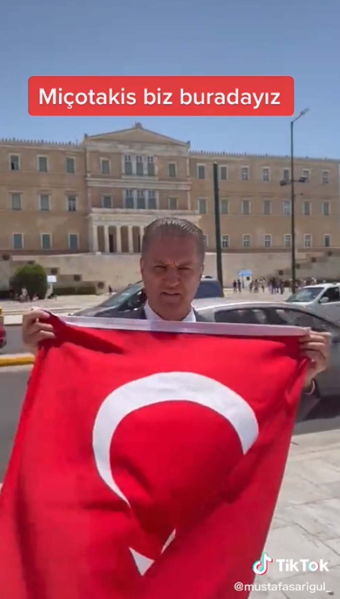 Mustafa Sarıgül, Yunanistan Parlamentosu önünde Türk bayrağı açıp, Miçotakis'e göz dağı verdi!