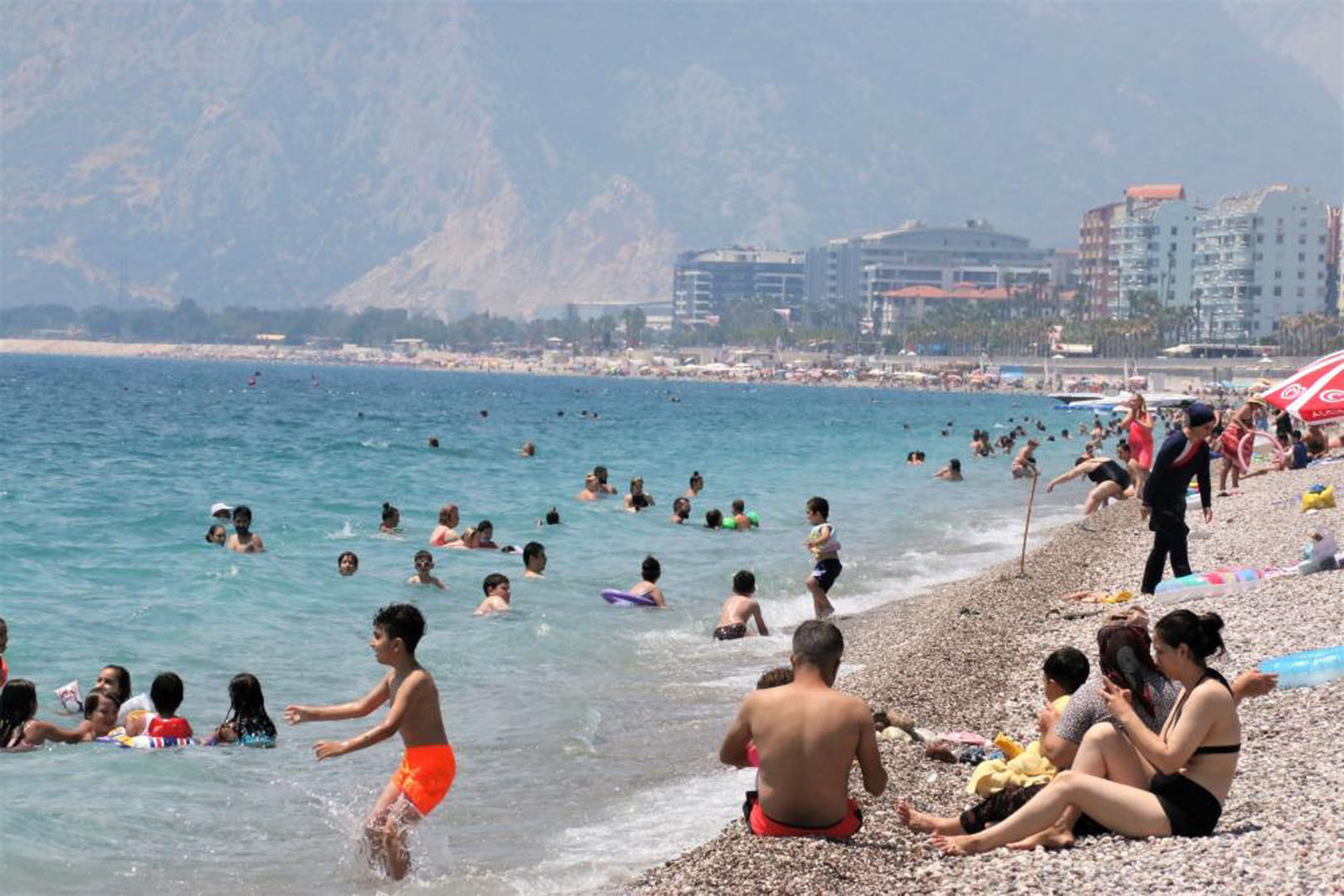 Sıcaklar arttı, turizm sektörü canlandı! Turistler Antalya'ya akın etti! 