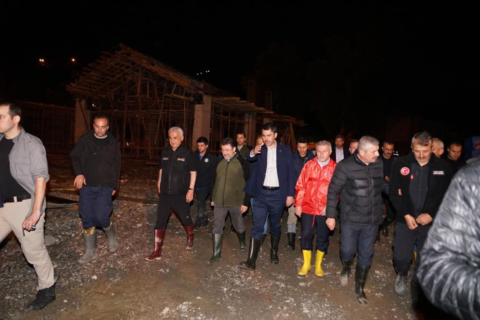 Kastamonu'da sel felaketi yaşanmaya devam ediyor! Bakan Kurum duyurdu: 1 kişi kayıp aranıyor