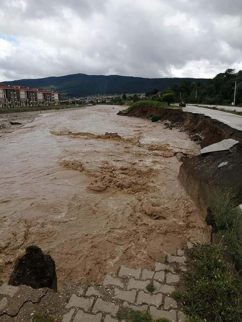 Bolu'daki yağışlar hayatı olumsuz etkliyor! Yollar çöktü, köprüler yıkıldı