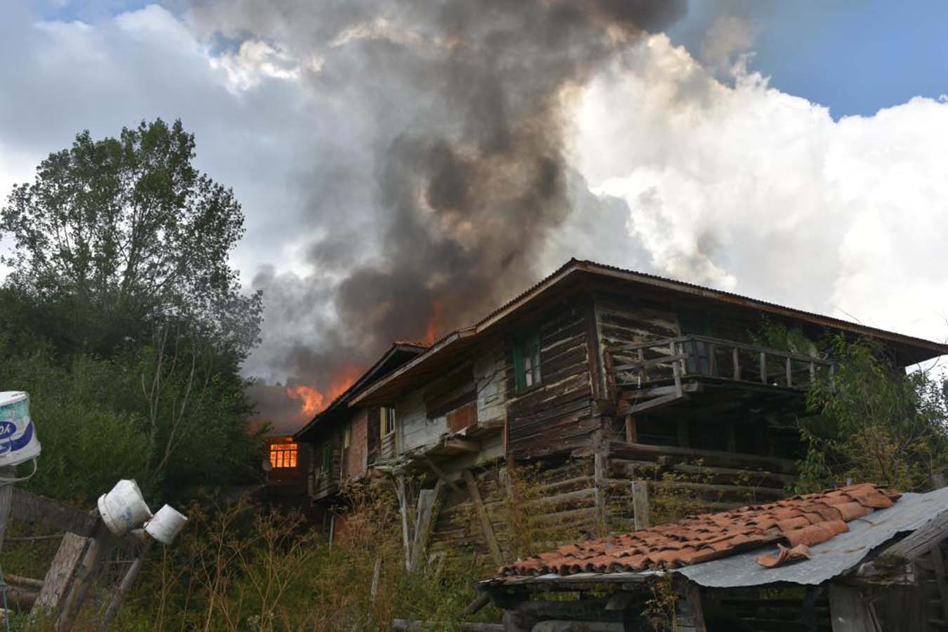 Kastamonu'da soba patladı, yangın çıktı! 10 ev küle döndü