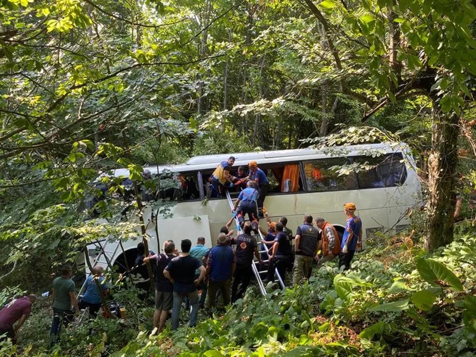 Bursa'da feci kaza! Tur otobüsü şarampole uçtu! Ölü sayısı zaman geçtikçe artıyor!