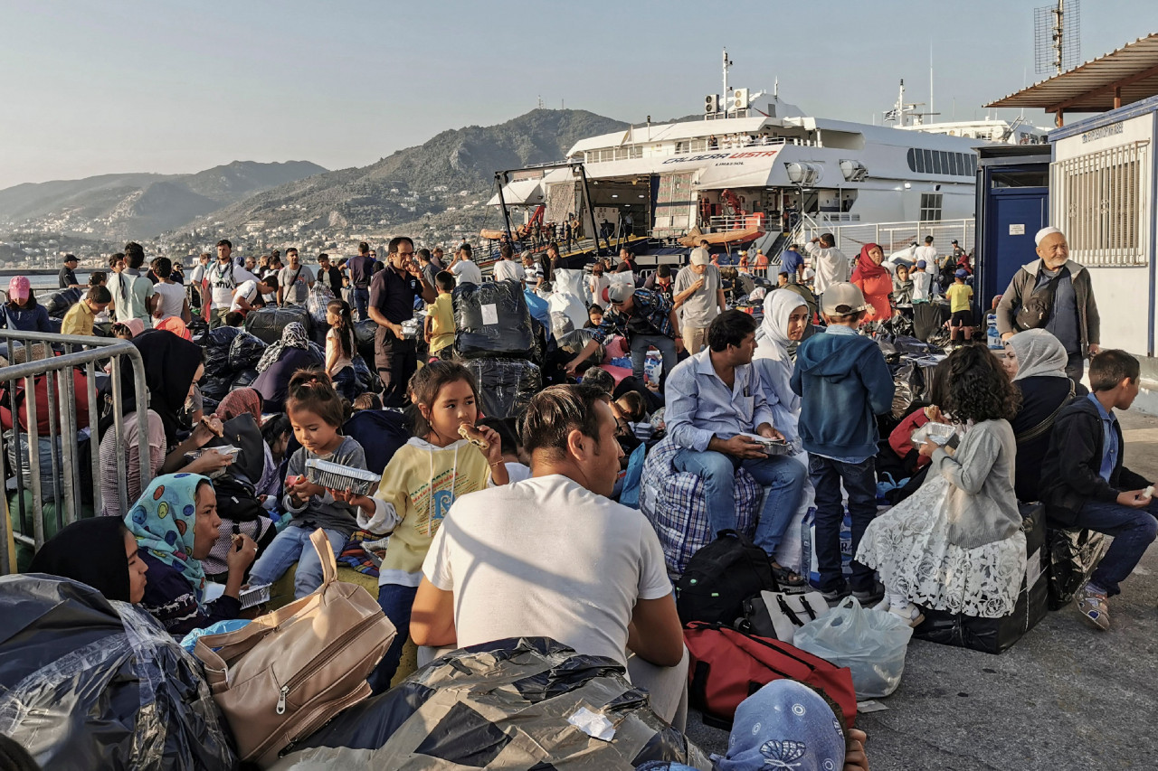 Yunanistan tarafından Türk sularına itilen 66 göçmen kurtarıldı, 37 göçmen yakalandı!