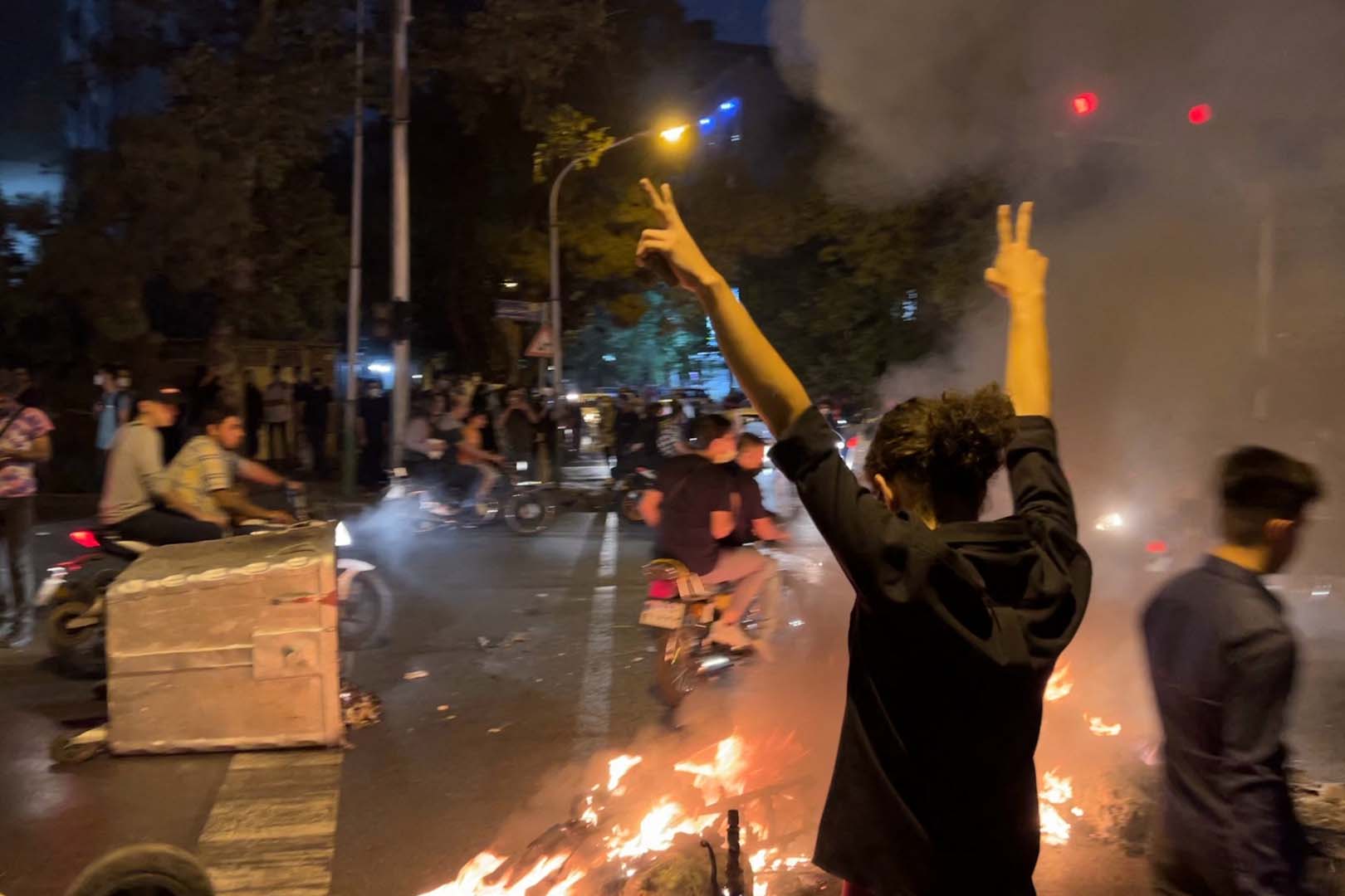 İran'da ortalık karışıyor! Protestocular Mahsa Amini'yi destek için eşarplarını ateşe attı!
