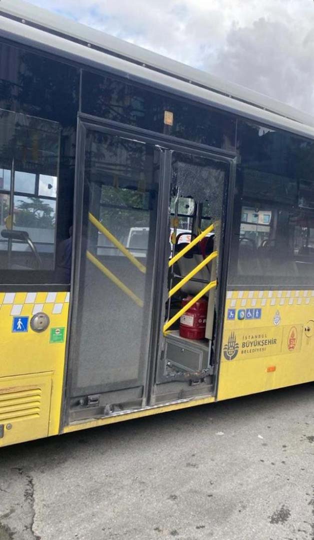 Üsküdar'da İETT otobüsleri birbirine girdi! Çok sayıda yolcu durakta mahsur kaldı!