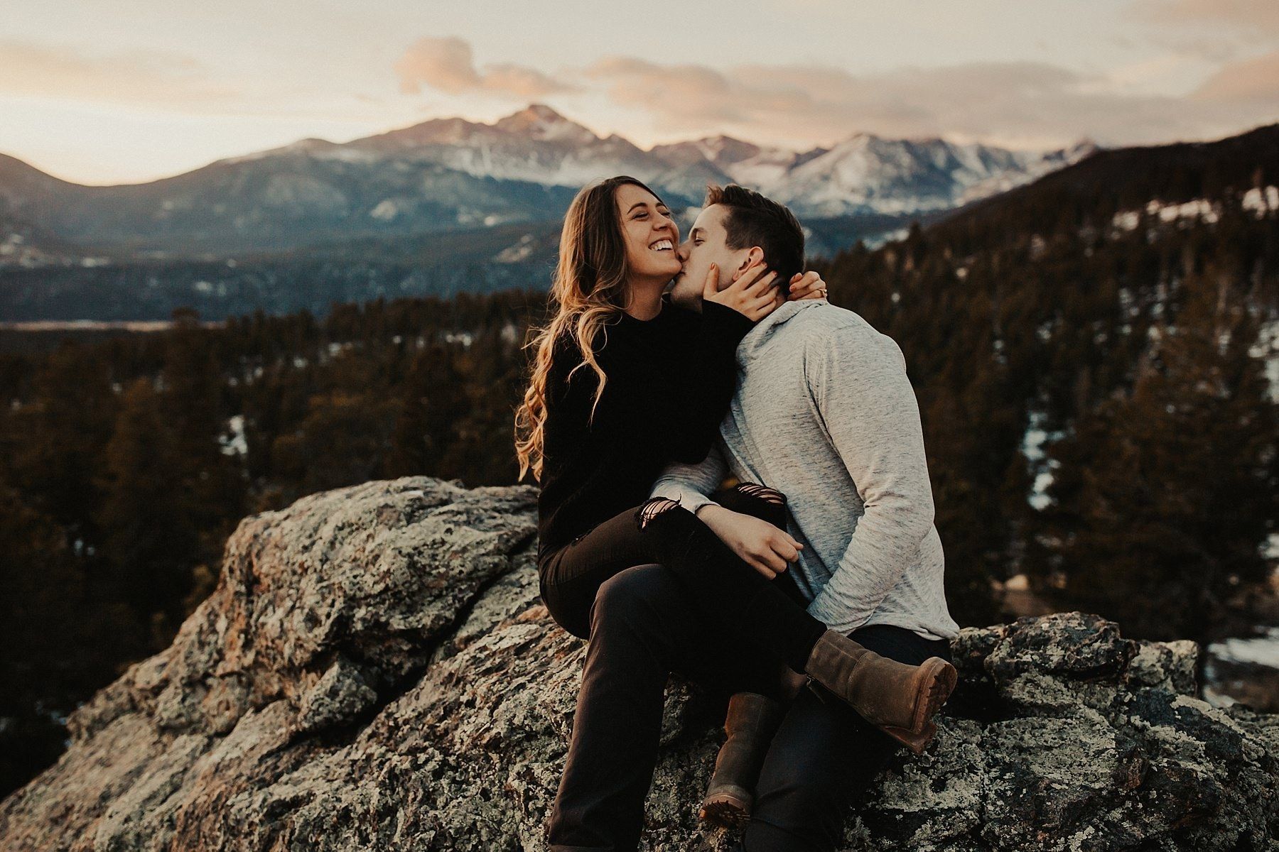 Обнимая горы. Поцелуй в горах. Фотосессия пары. Влюбленная пара в горах. Парень с девушкой в горах.