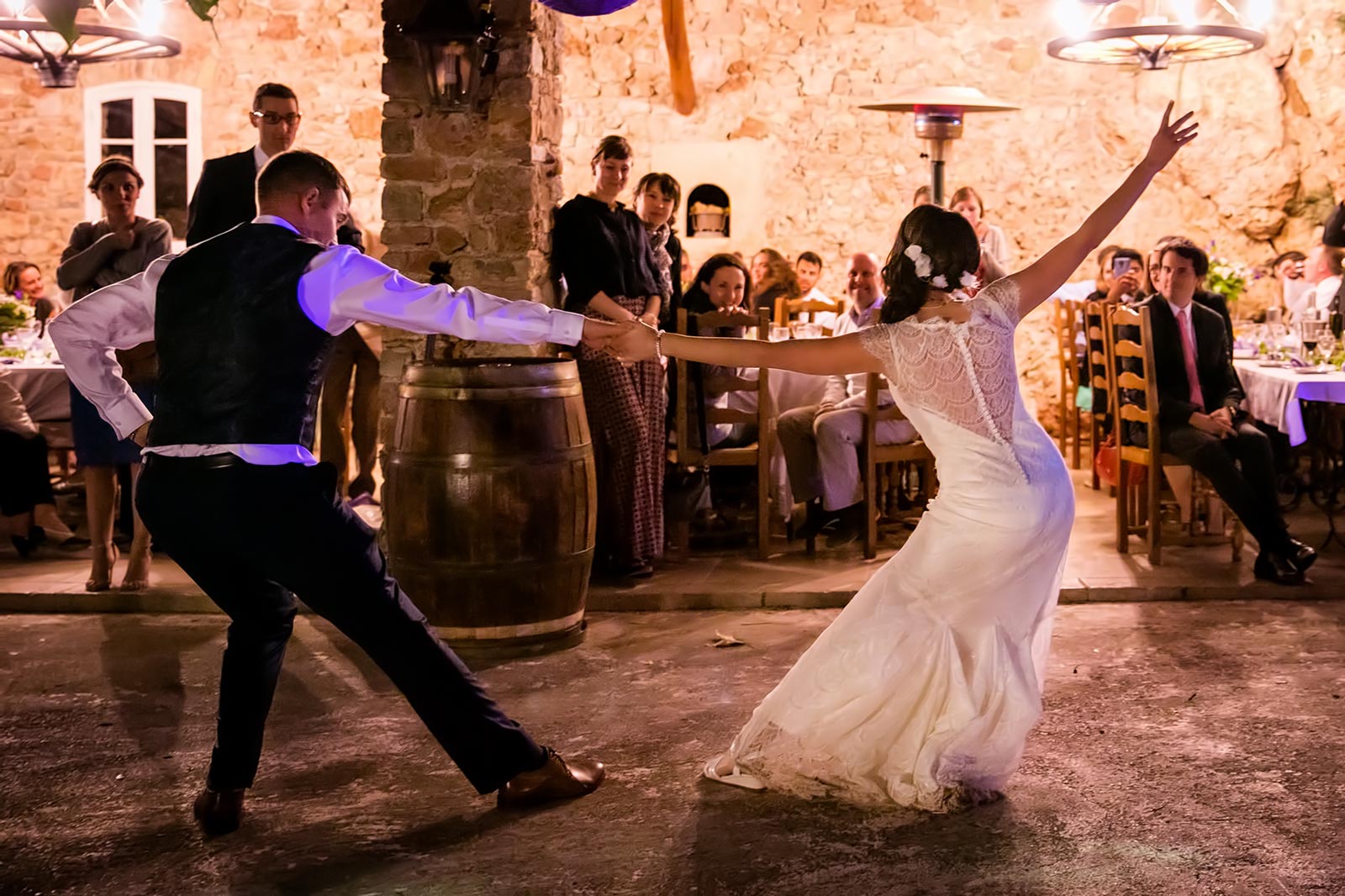 Песни для первого свадебного танца. Свадебный танец молодоженов. Свадебный танец жениха и невесты. Танцы на свадьбе. Медленный свадебный танец.