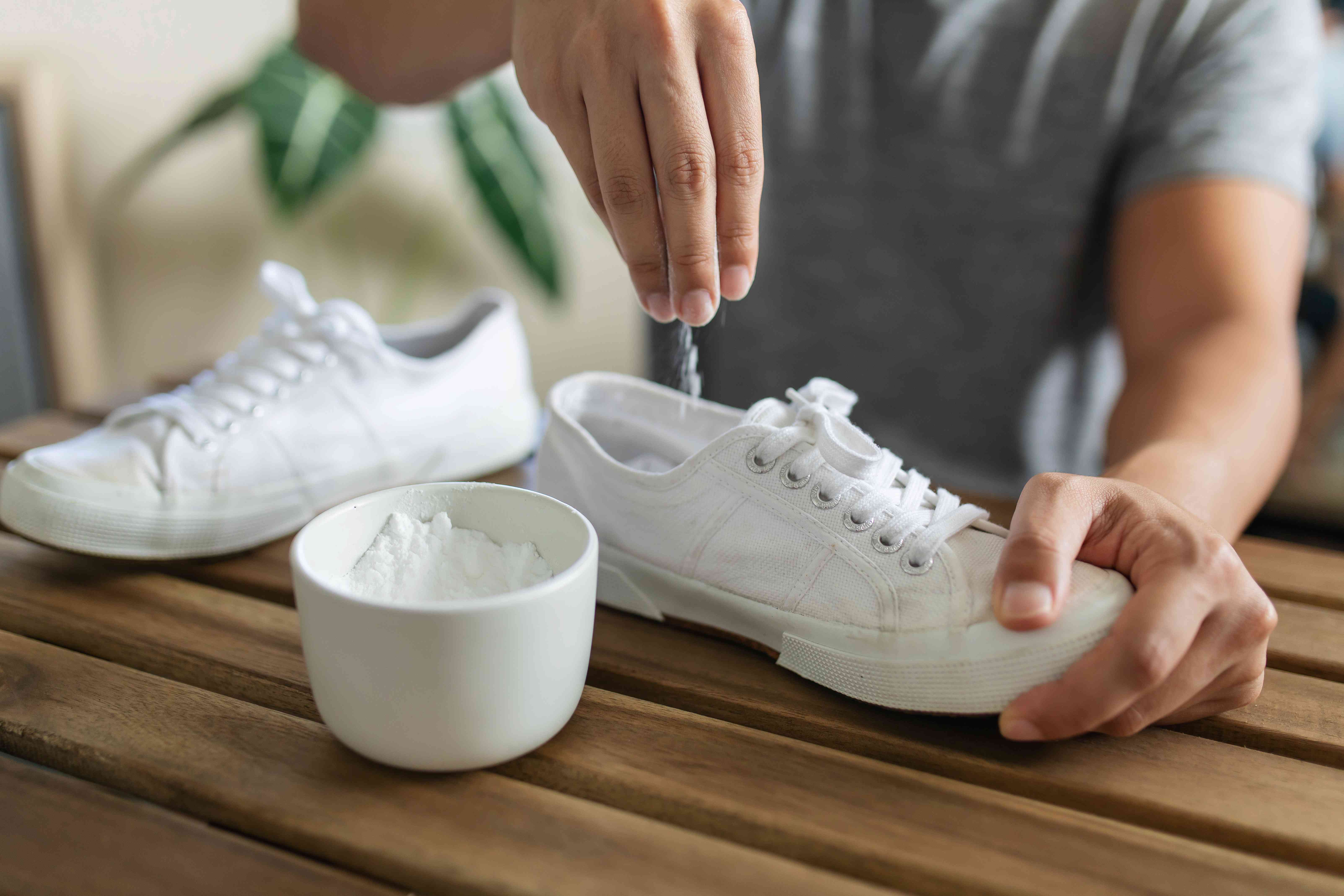 Убрать запах ног в домашних условиях быстро. Чистка белой обуви. Вонючая обувь. Сода в обувь. Пахнут кроссовки.