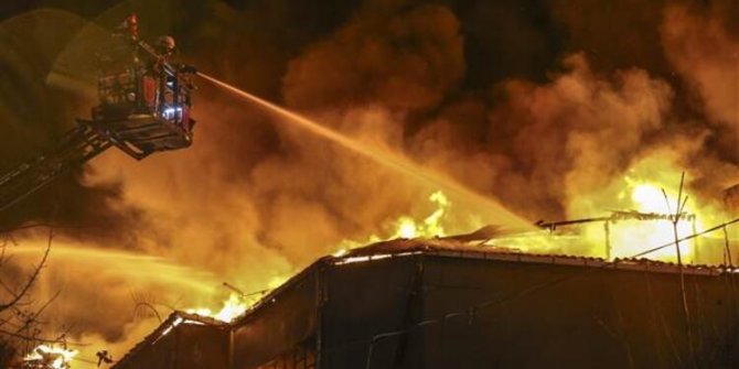 Zeytinburnu'nda korkutan fabrika yangını!