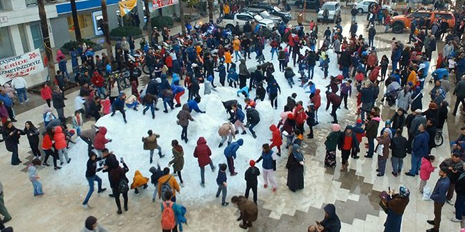 Antalya'da kar sevinci! Çocuklar meydana akın etti