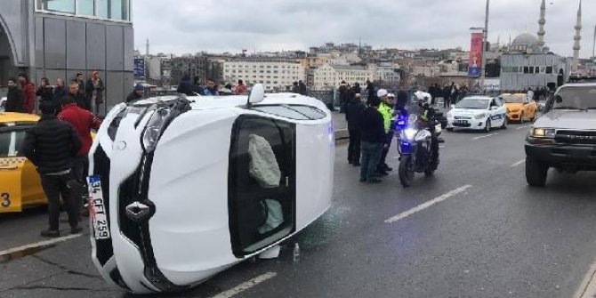 Galata Köprüsü'nde feci kaza! Otomobil yan yattı