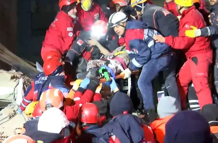 Elazığ depreminde 2 kadın ve 1 çocuk enkazdan sağ kurtarıldı