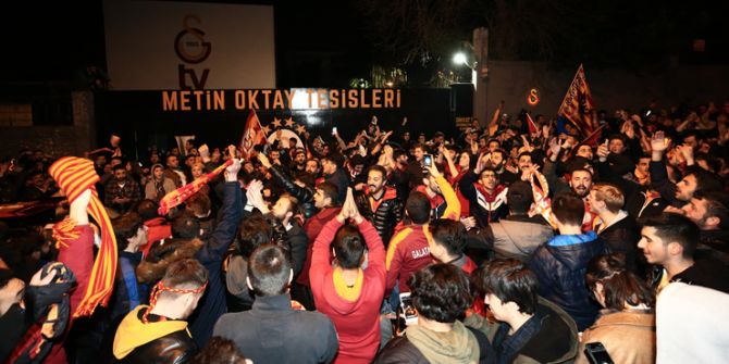 Galatasaray taraftarı Metin Oktay Tesislerinde derbi galibiyetini kutladı!