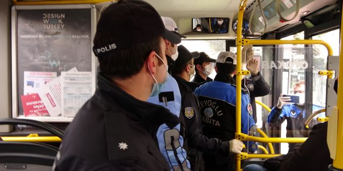İstanbul polisi toplu taşımadaki yolcuları ''sosyal mesafe'' konusunda uyardı!